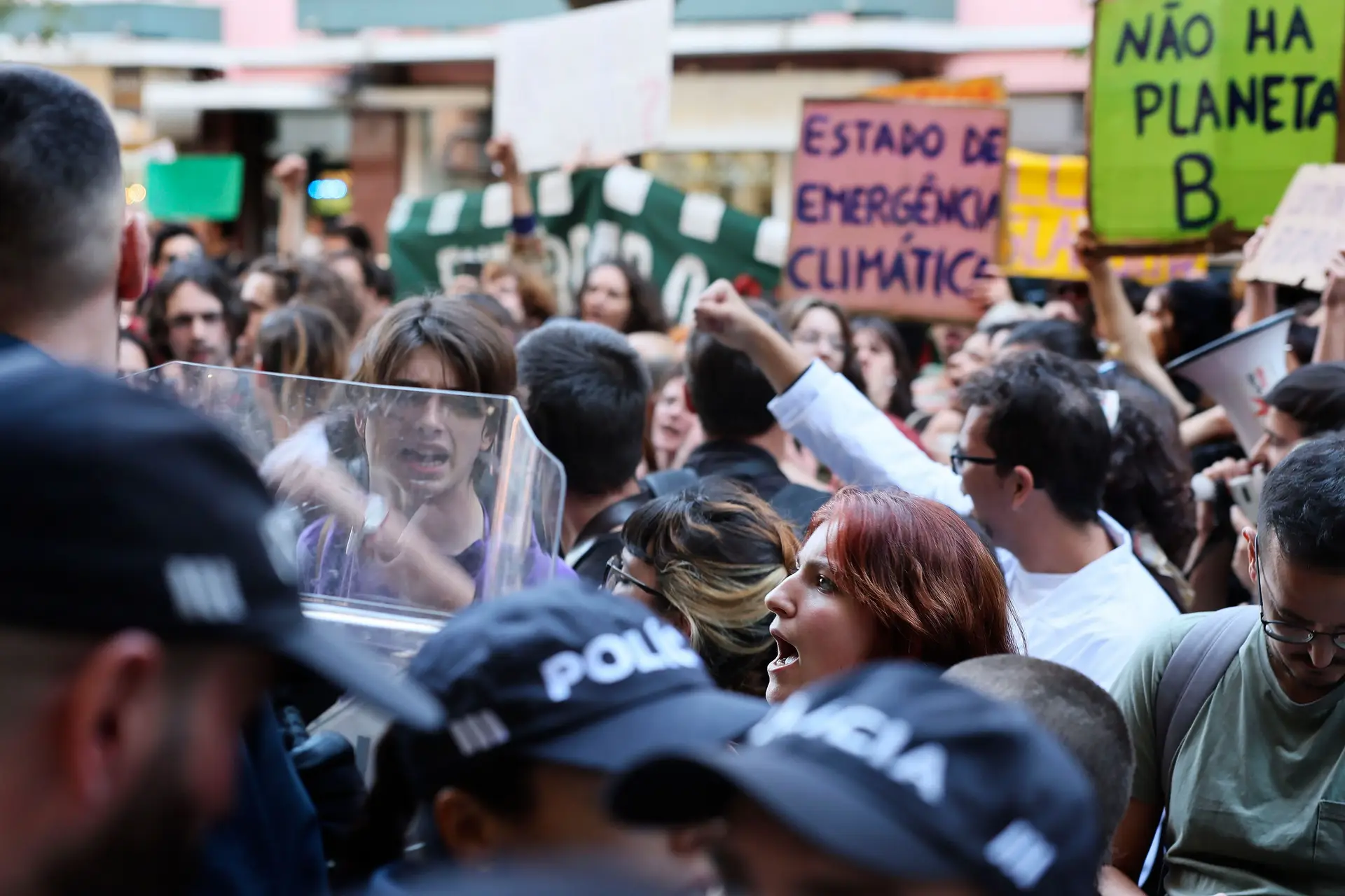 Quatro ativistas pelo clima detidos na Faculdade de Letras são hoje presentes a tribunal