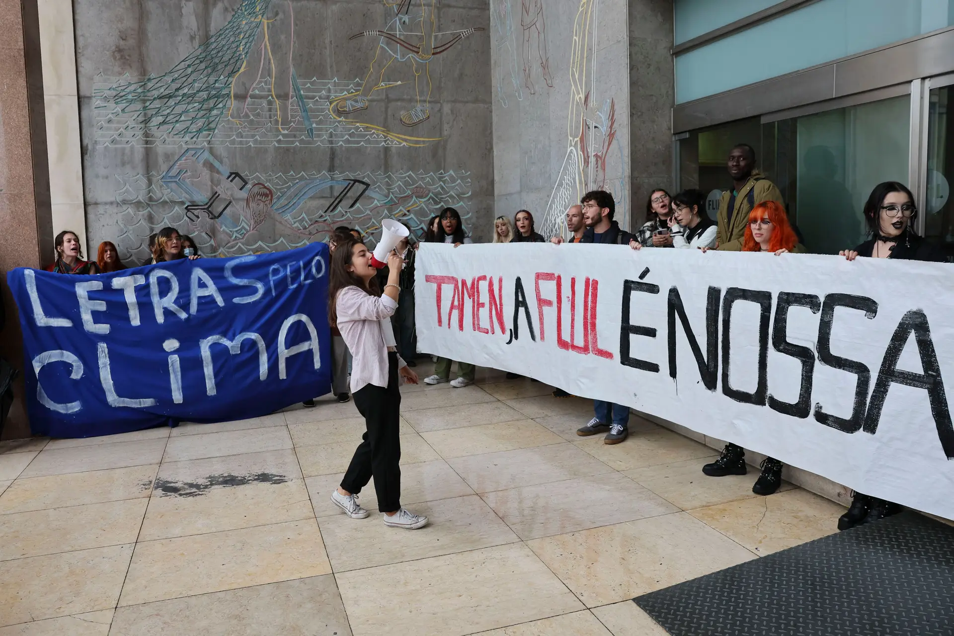 Dezenas de alunos em protesto junto à Faculdade de Letras "solidários" com ativistas detidos