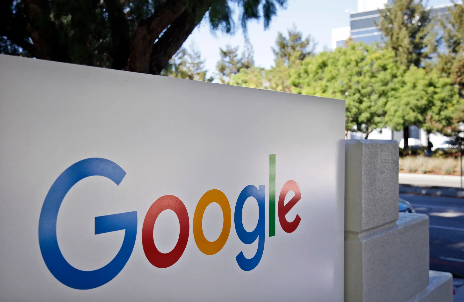 Google multada em 250 milhões de euros em França