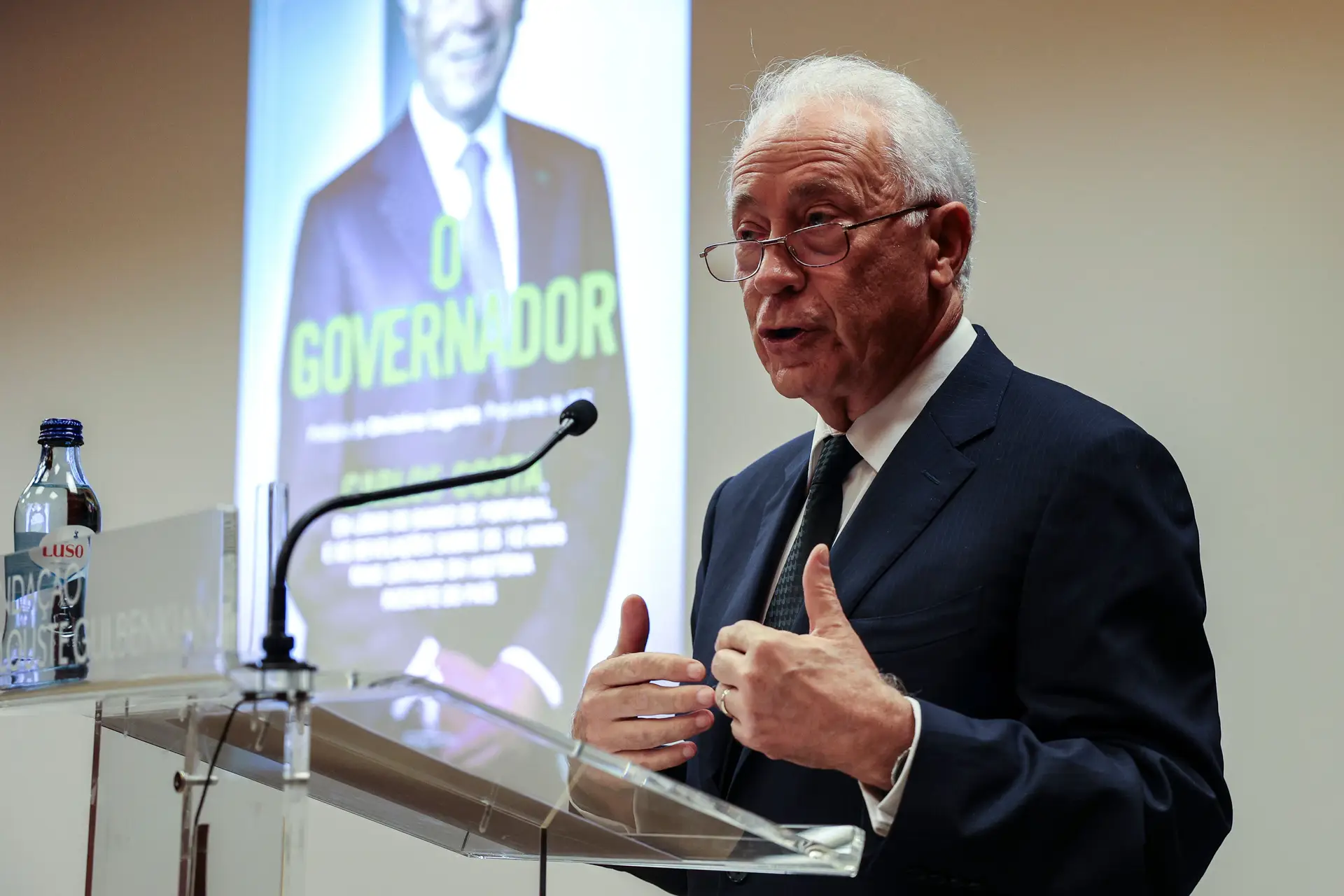 Carlos Costa afirma que demitir-se só daria "eficácia" ao telefonema que recebeu