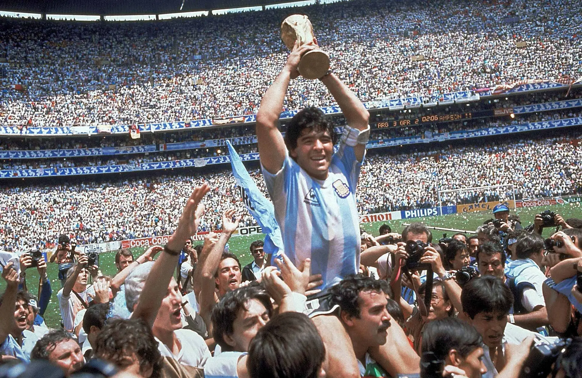 Bola da mão de Deus de Maradona é leiloada por quase dois milhões de euros