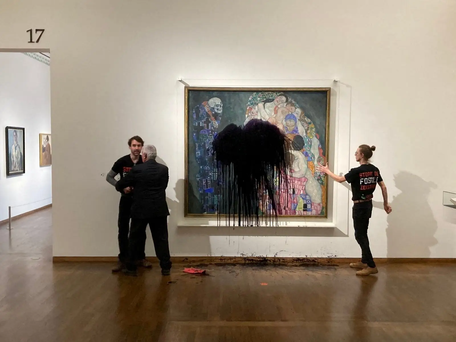 O quadro "Morte e Vida", de Gustav Klimt, depois de ser atingido por um líquido preto lançado por dois ativistas.