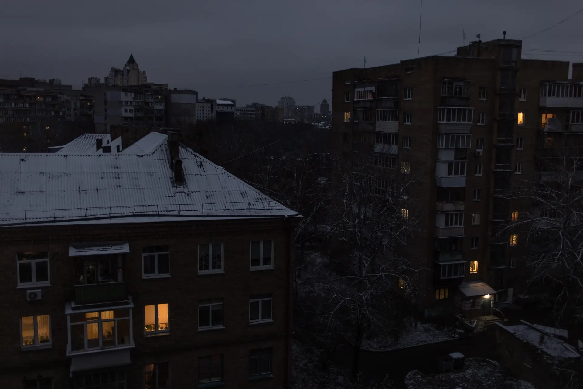 Sob ameaças de corte de energia, neve e frio regressaram à Ucrânia