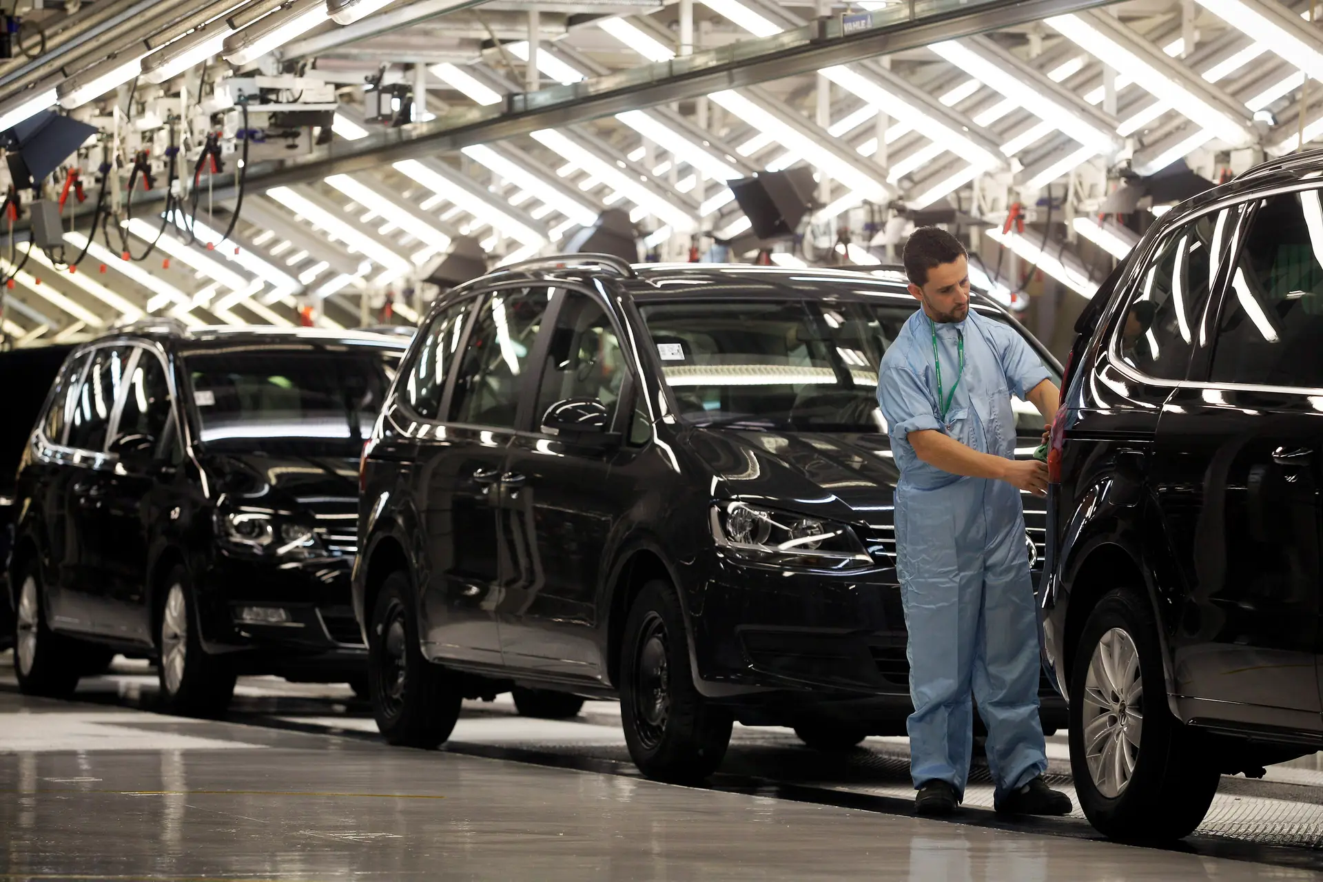 Trabalhadores da Autoeuropa aprovaram pré-acordo laboral que prevê aumento de 5,2%