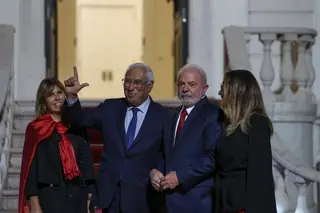 Costa abraça Lula e faz um "L", símbolo da campanha do presidente eleito do Brasil