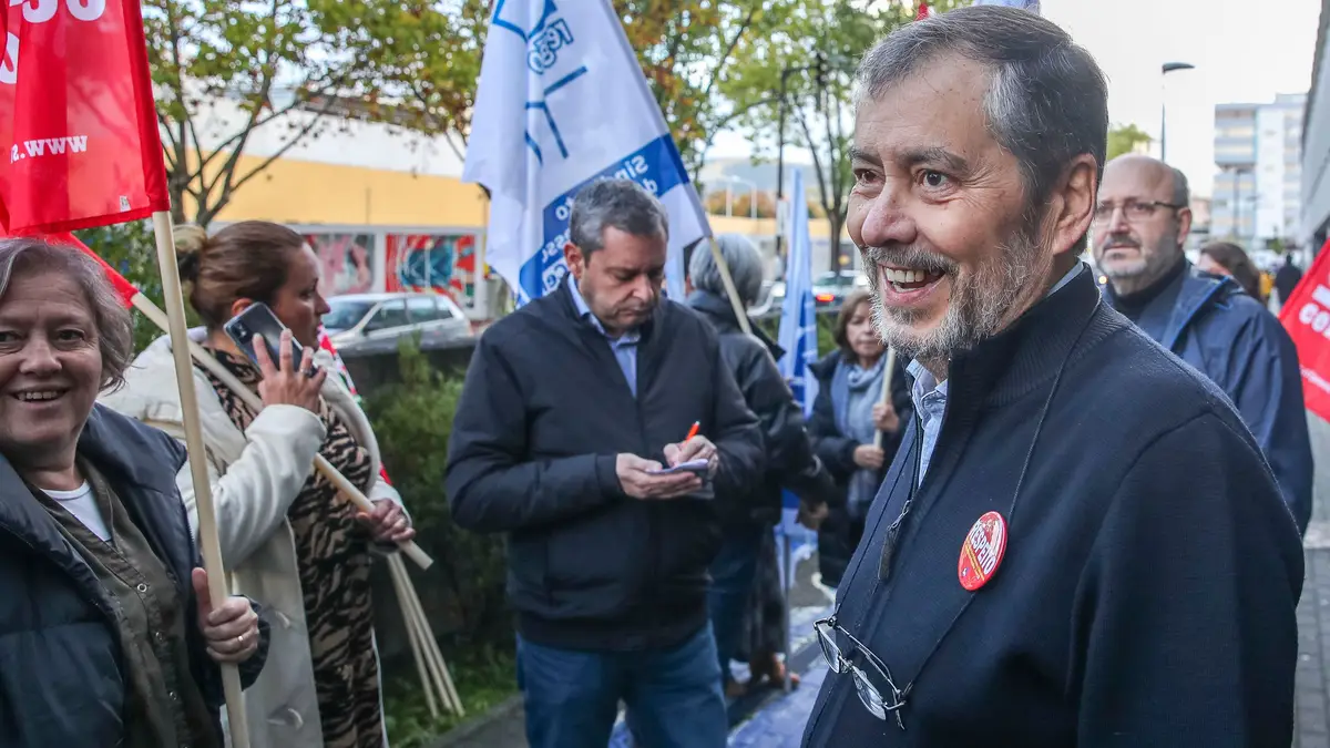 O secretário-geral da FENPROF, Mário Nogueira (C), com professores, junto à Escola Secundária Quinta das Flores, onde acompanhou o início da greve nacional dos trabalhadores da administração pública, convocada pela Frente Comum dos Sindicatos da Administração Pública, Coimbra.