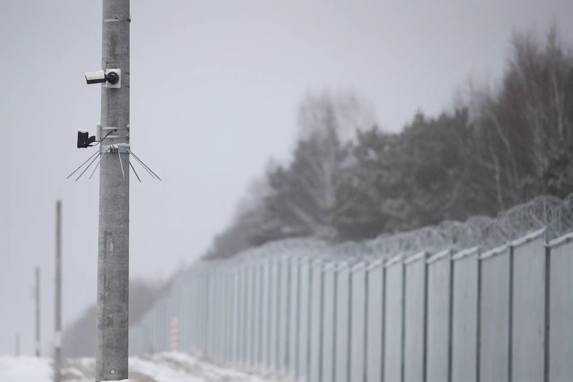 Polónia instala equipamento de monitorização em muro na fronteira com a Bielorrússia