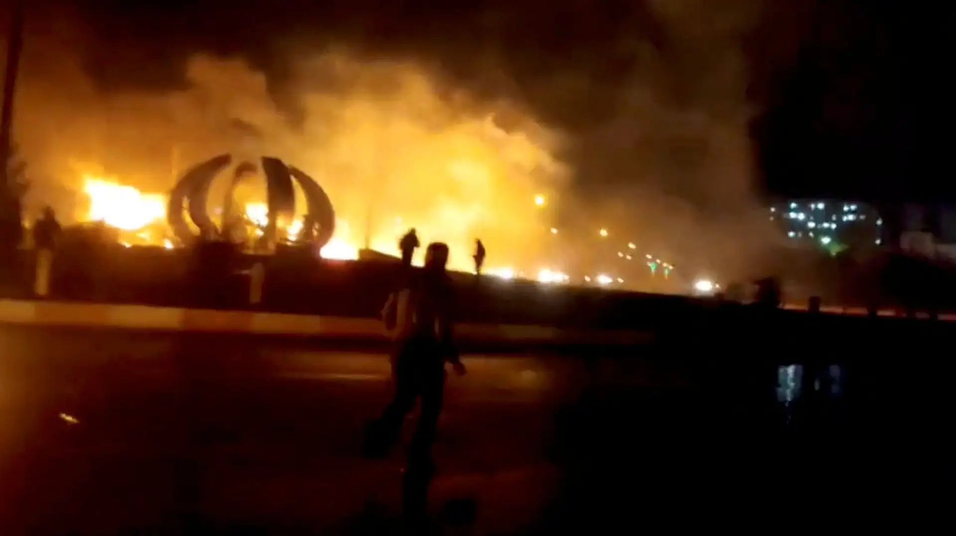 Fogo em Fuladshahr, priovíncia de Isfahan, Irão.
