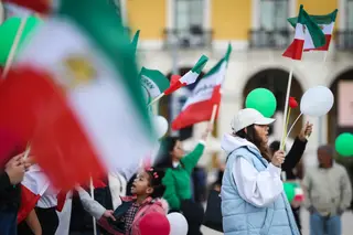 Centenas de pessoas em marcha em Lisboa pelos direitos das mulheres no Irão