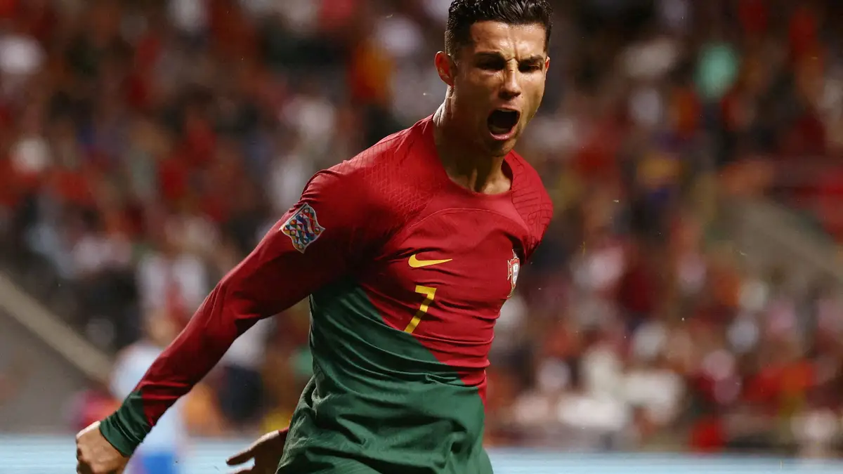 Fotografia de Ronaldo que deu origem à estátua.