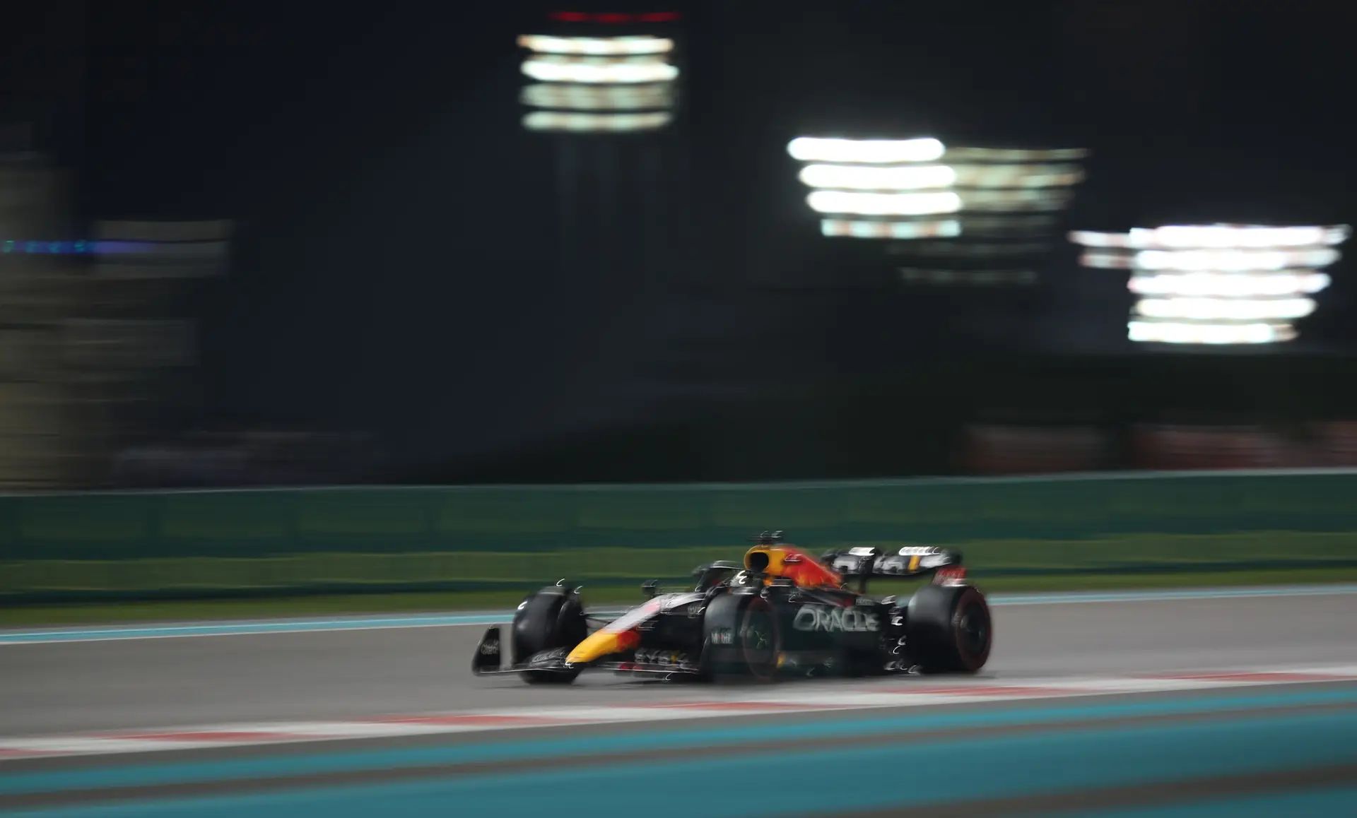 Campeão Max Verstappen conquista última pole position da temporada