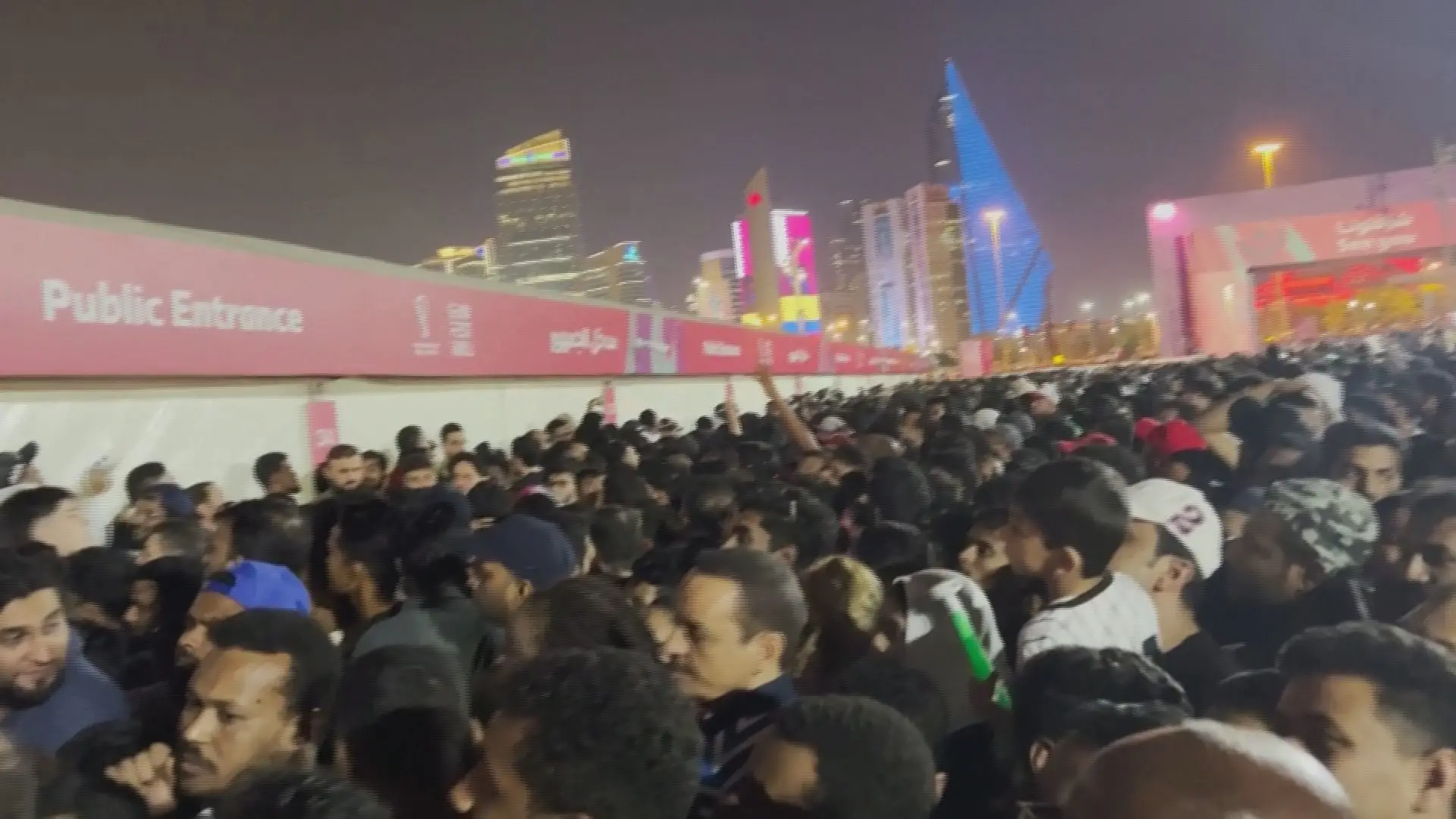 Milhares de adeptos tentam entrar na "zona de fãs" no Qatar antes do primeiro jogo