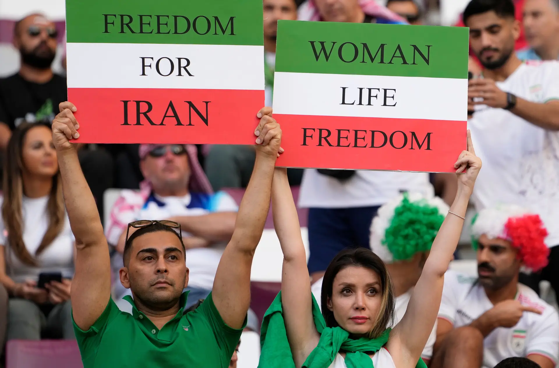 Protesto contra o regime iraniano antecede o jogo Inglaterra-Irão