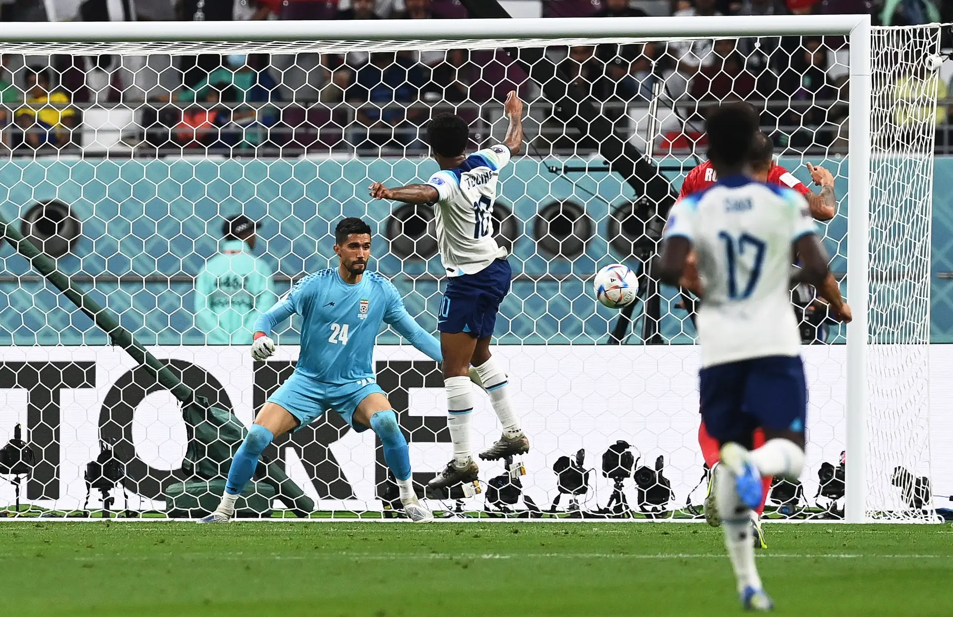 Irão: futebolista Hossein Hosseini castigado um jogo por abraçar adepta