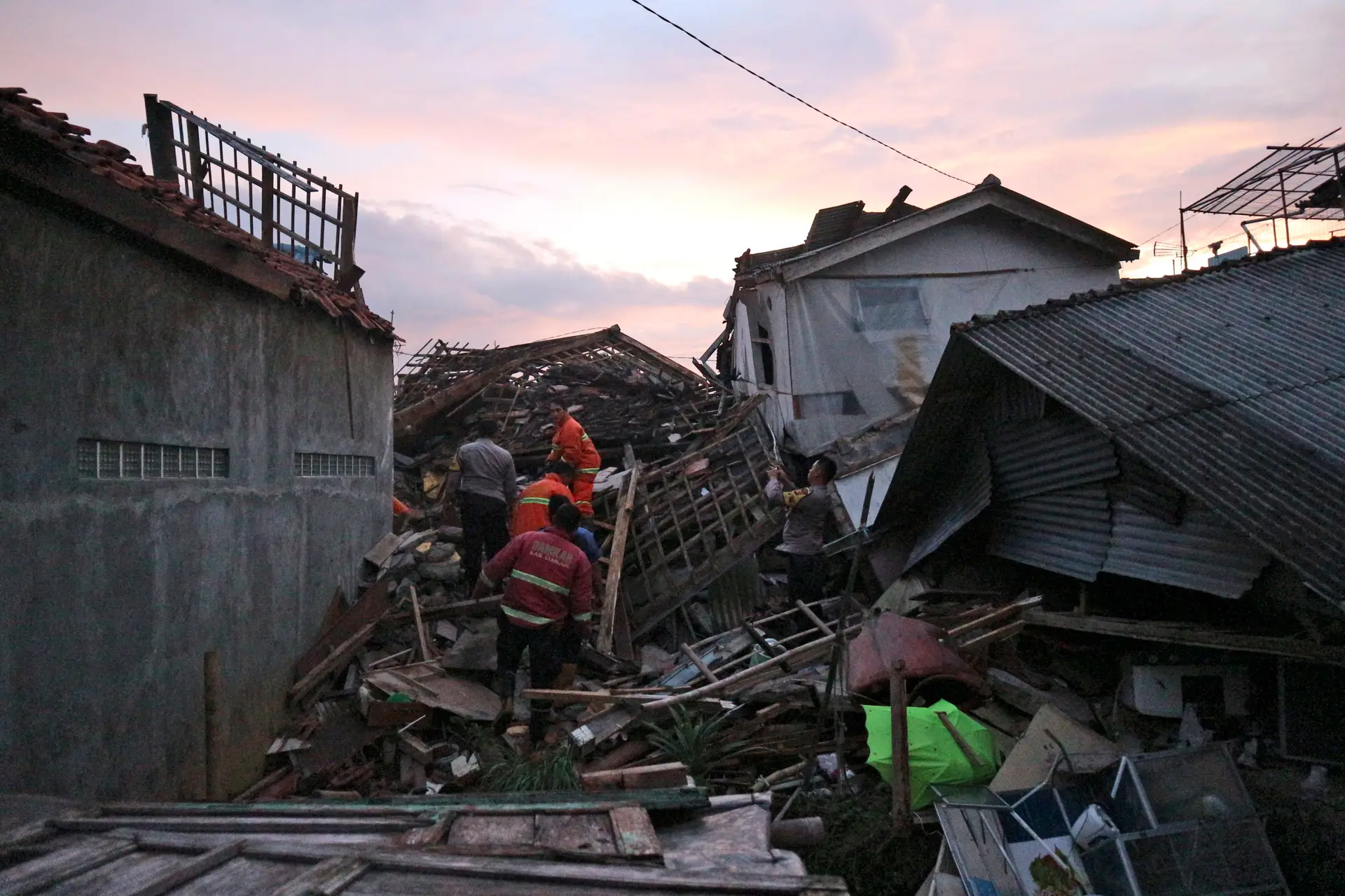Subiu para 56 número de mortos em sismo na Indonésia