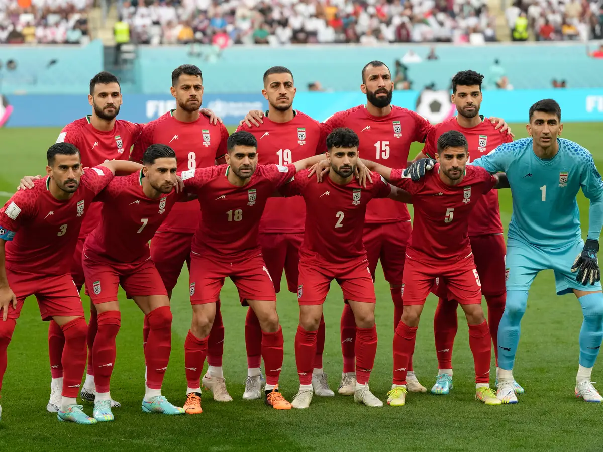 Quando futebol também é política: iranianos se recusam a cantar hino e  ingleses se ajoelham contra sanções da Fifa