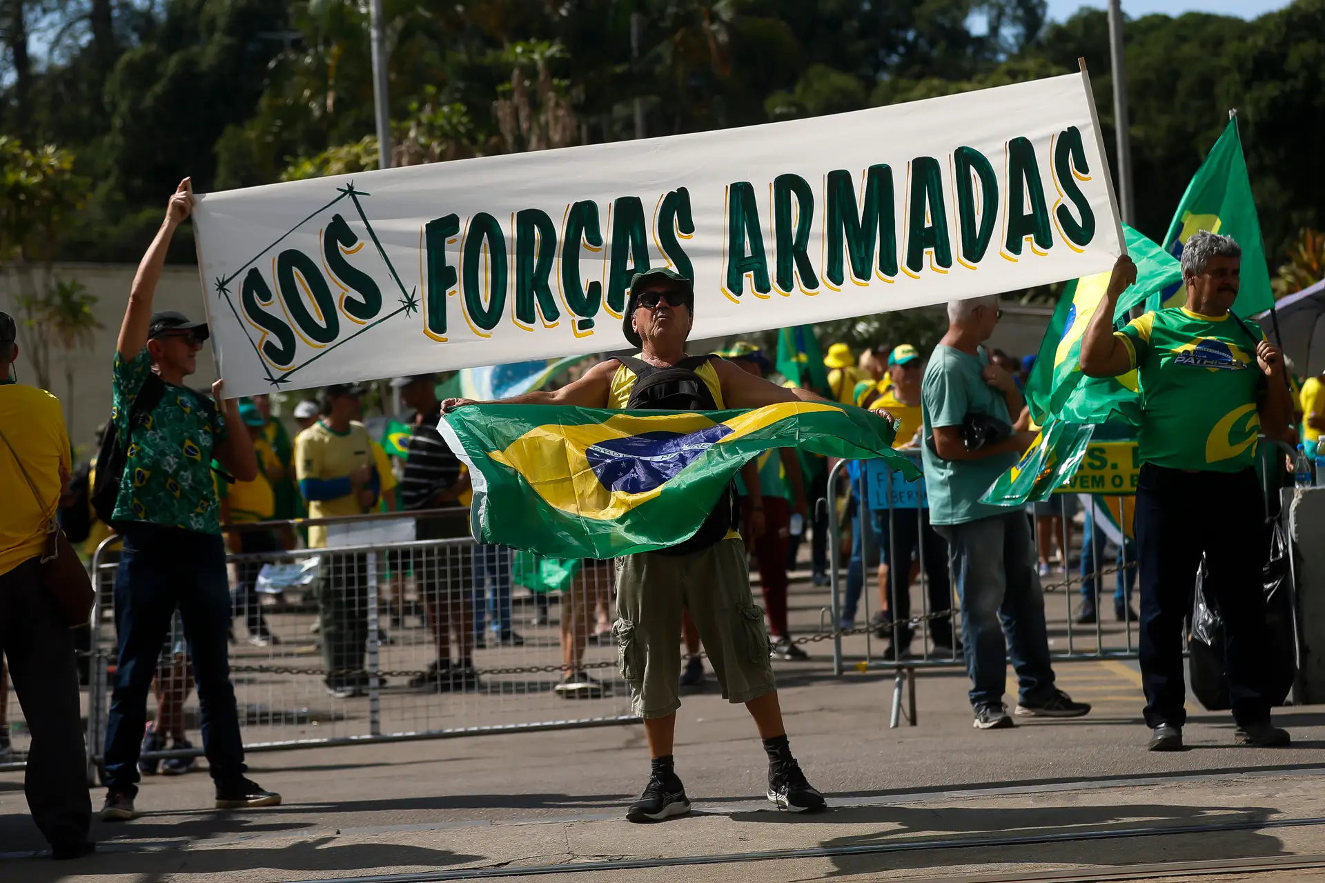 Apoiantes de Bolsonaro continuam a bloquear estradas no Brasil