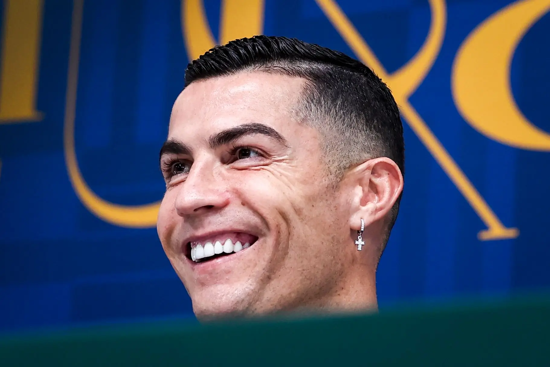 Ronaldo bate novo recorde... fora das quatro linhas