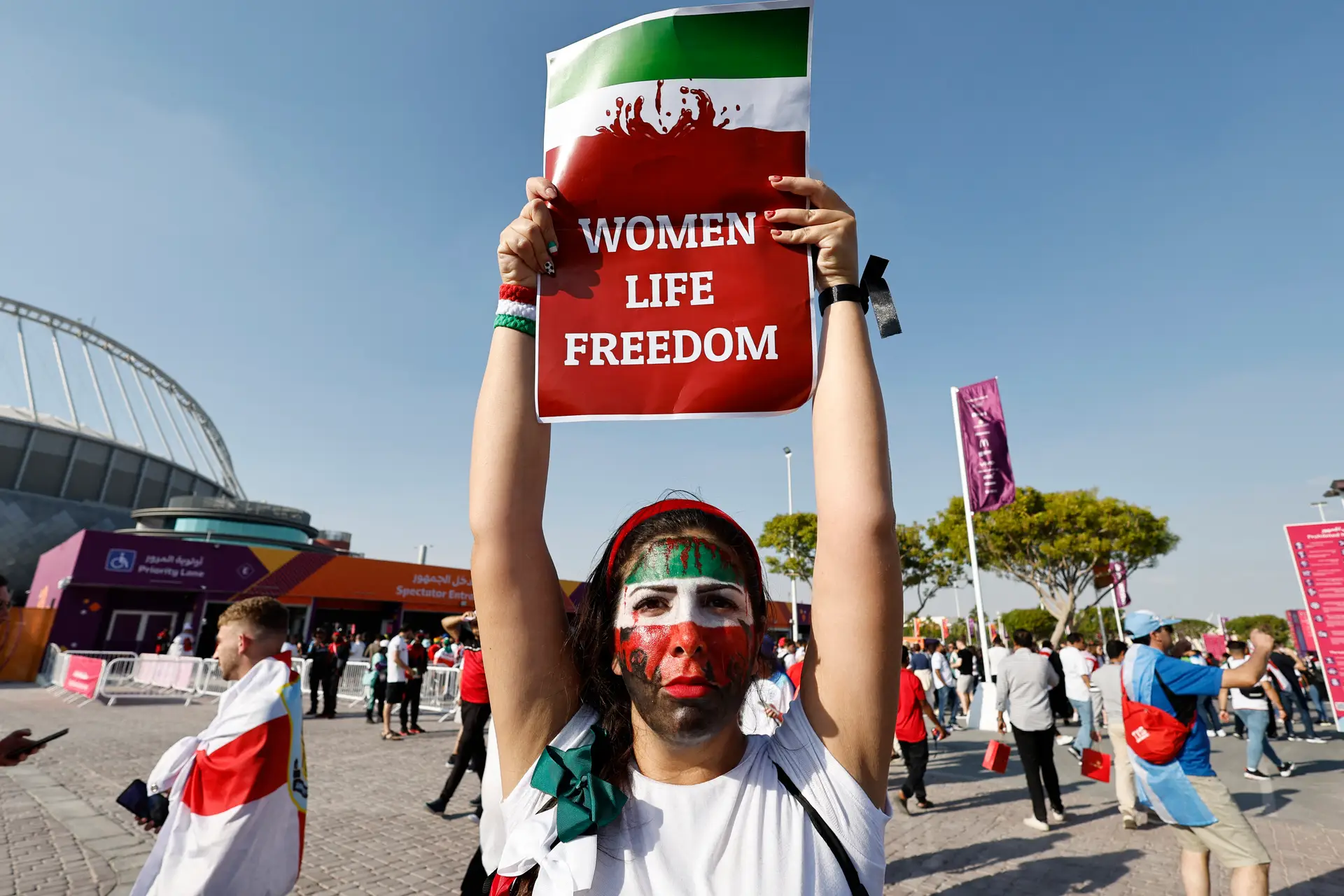 Protesto contra o regime iraniano antecede o jogo Inglaterra-Irão - SIC  Notícias