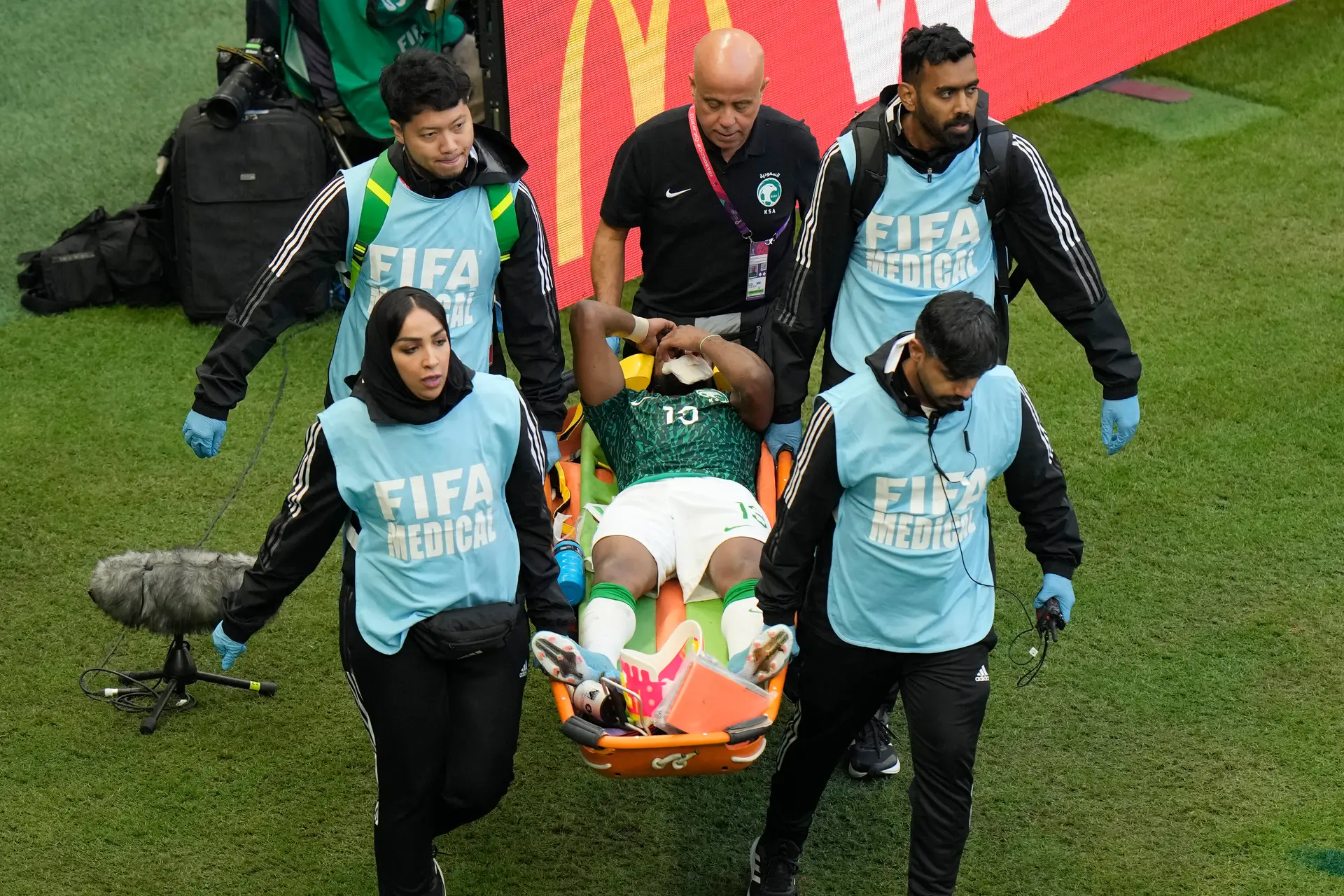 Mundial 2022: Jogador da Arábia Saudita saiu de campo numa maca