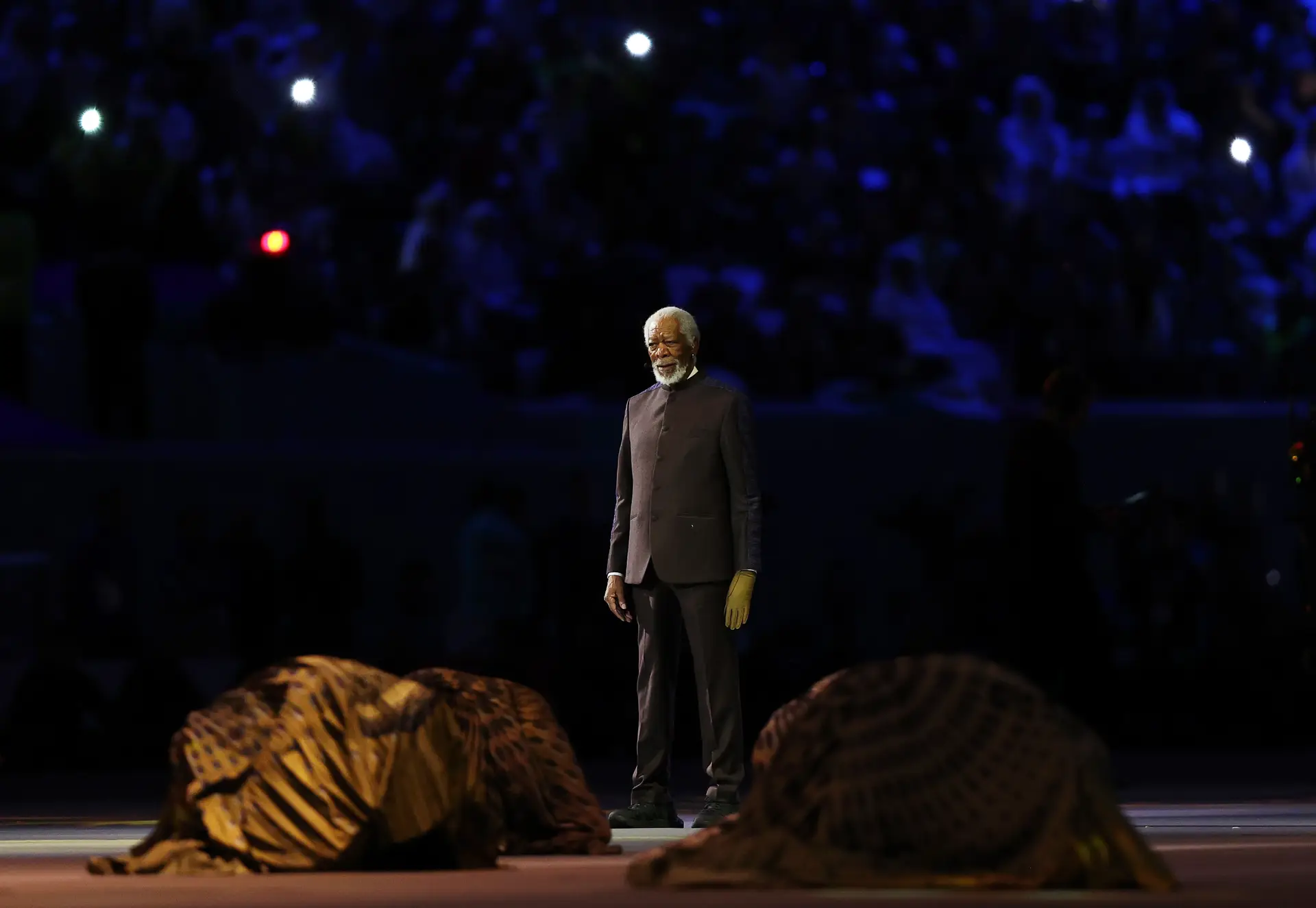 Esclarecido mistério da luva de Morgan Freeman na cerimónia de abertura do Mundial