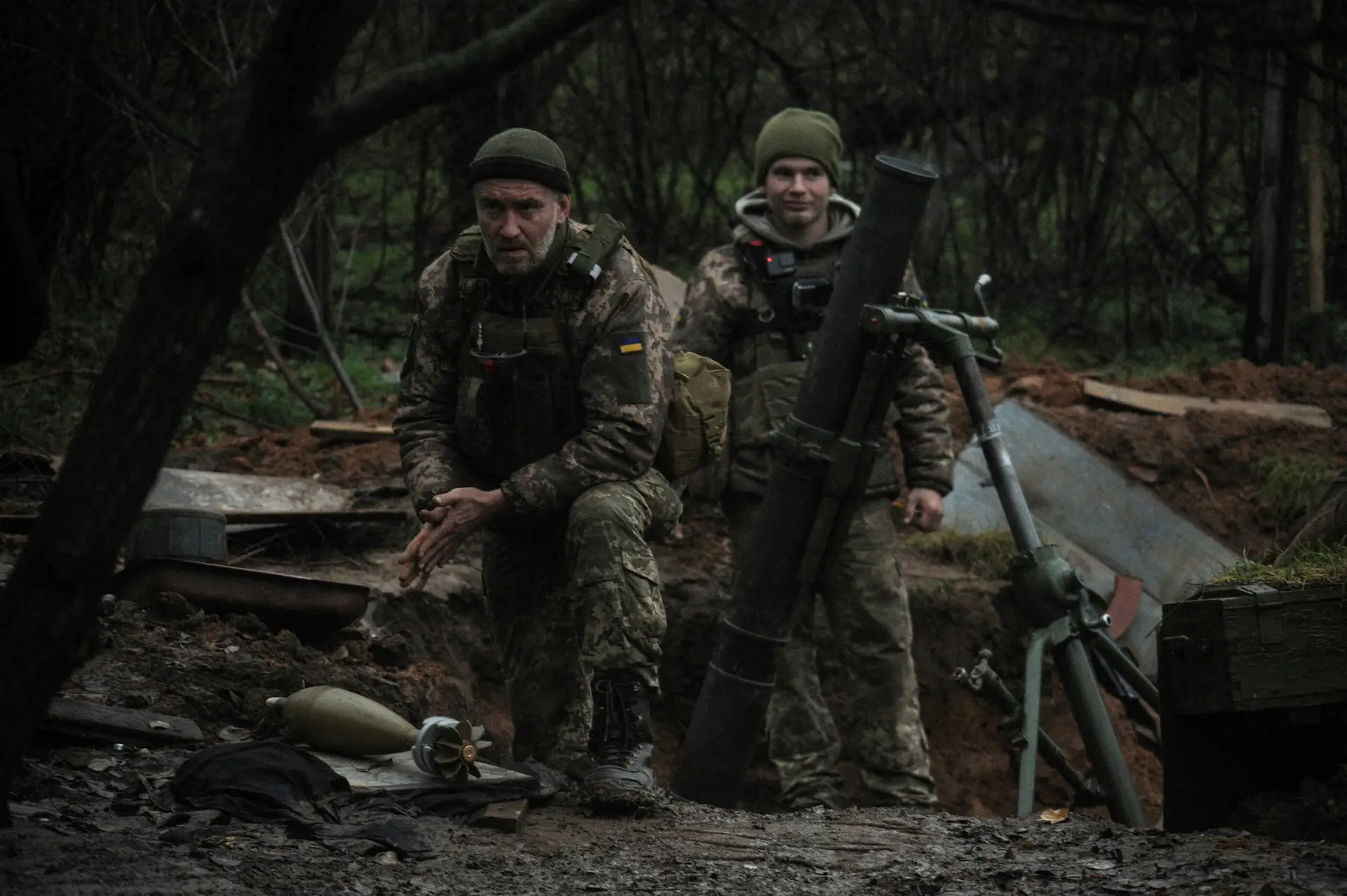 Militares ucranianos na linha da frente em Donetsk.