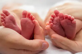 Mulher dá à luz gémeos de embriões congelados há 30 anos