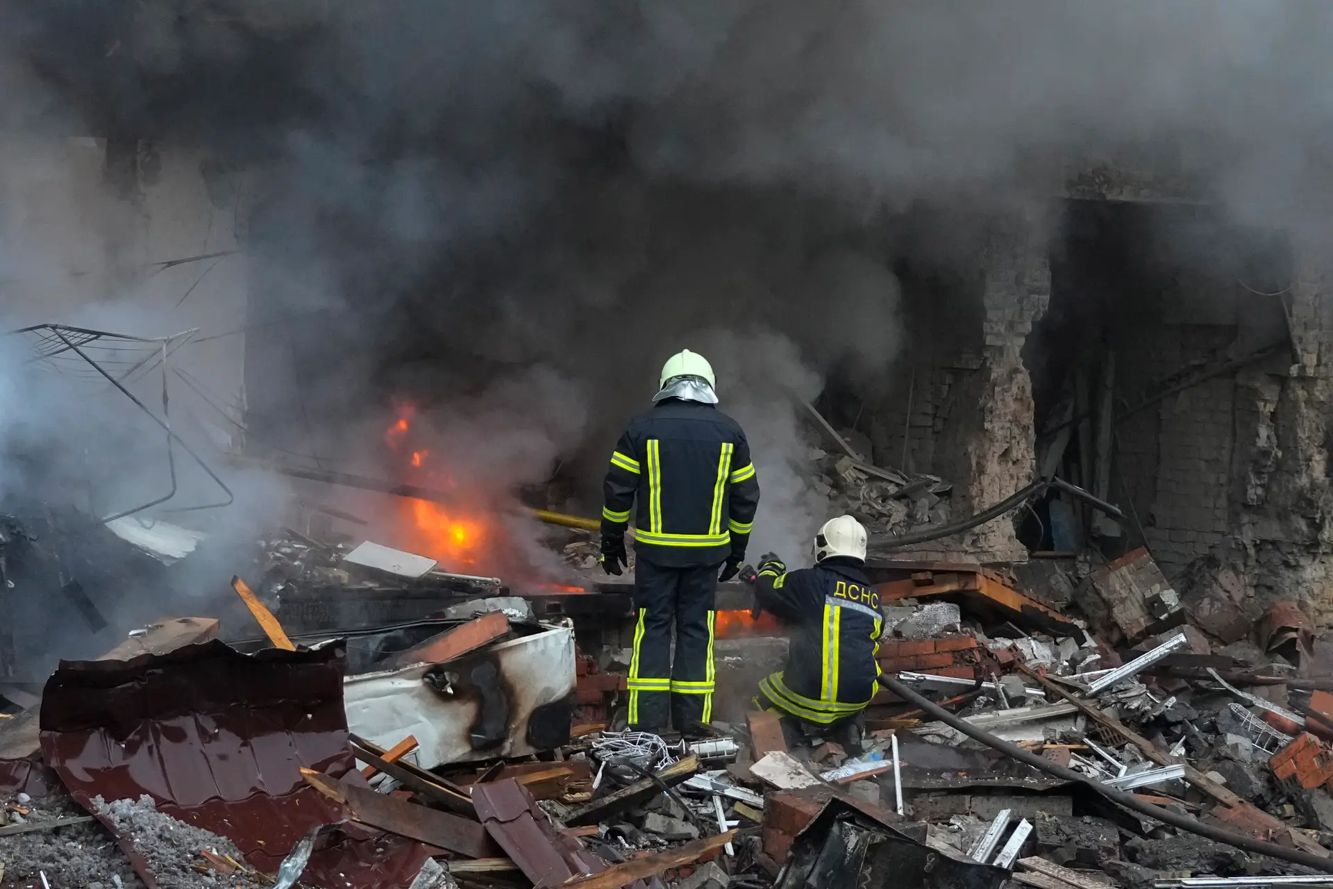 Três pessoas morreram e seis ficaram feridas num ataque em Kiev