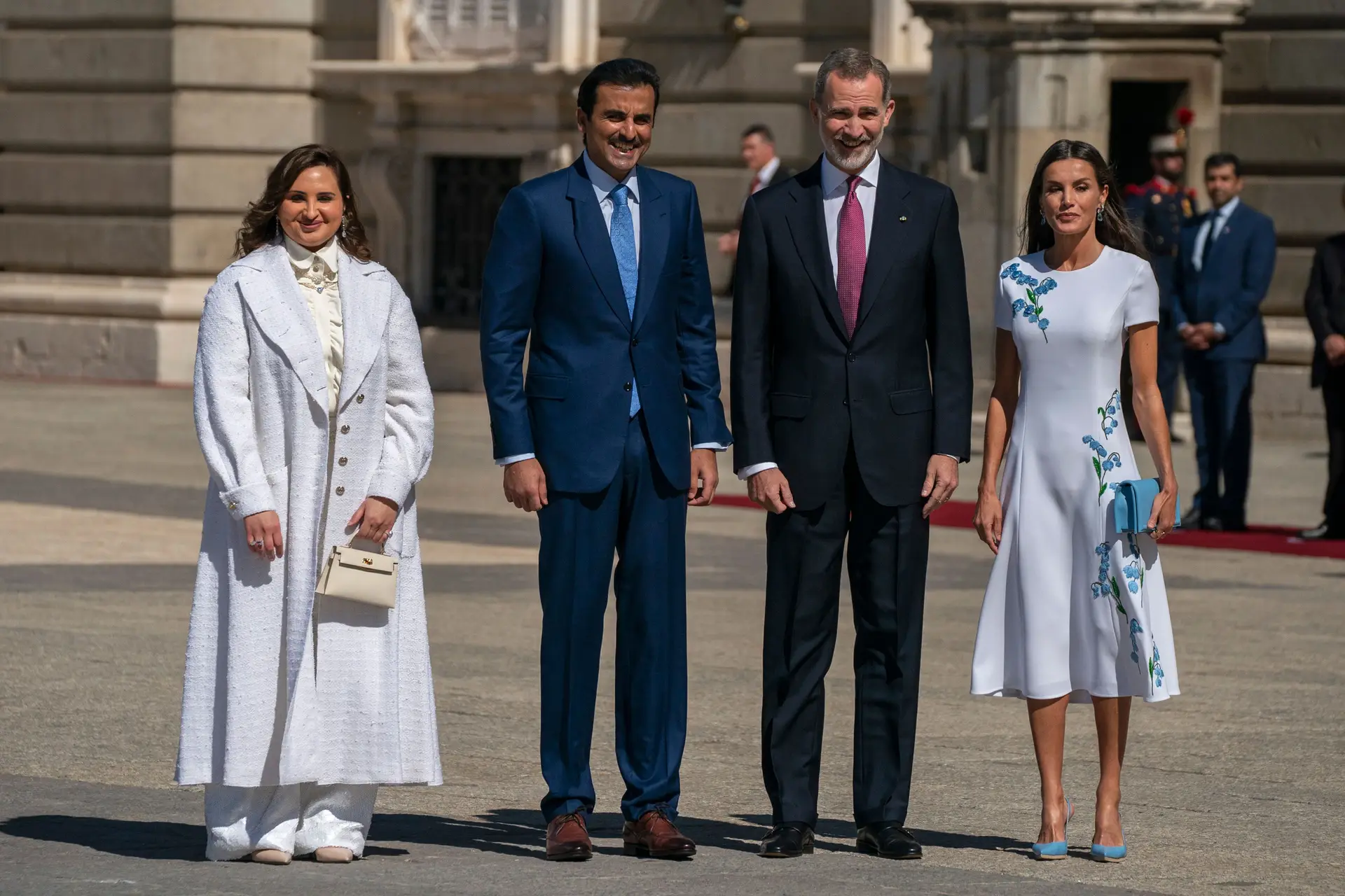 A primeira mulher do Emir, Jawaher Bint Hamad Bin Suhaim Thani, acompanha-o numa visita de Estado