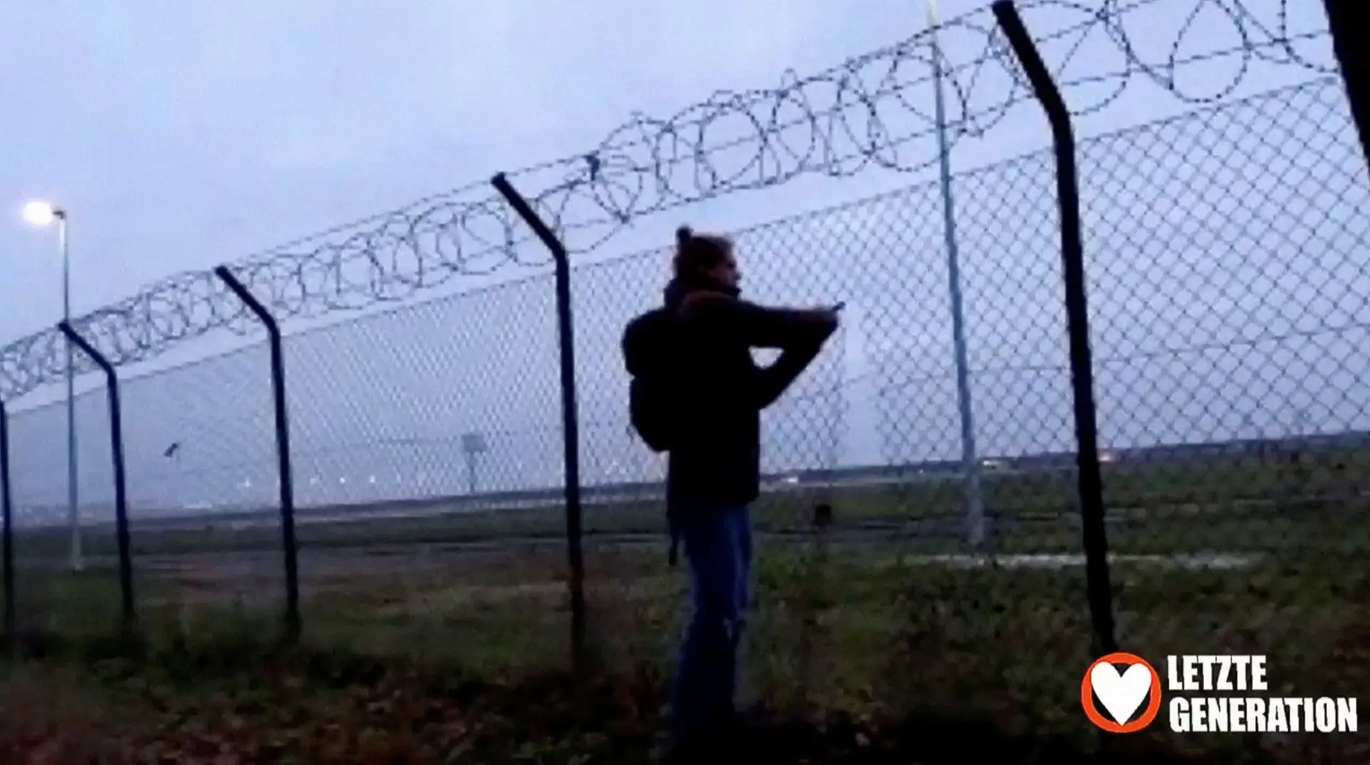 Ativistas pelo clima bloqueiam aeroporto de Berlim
