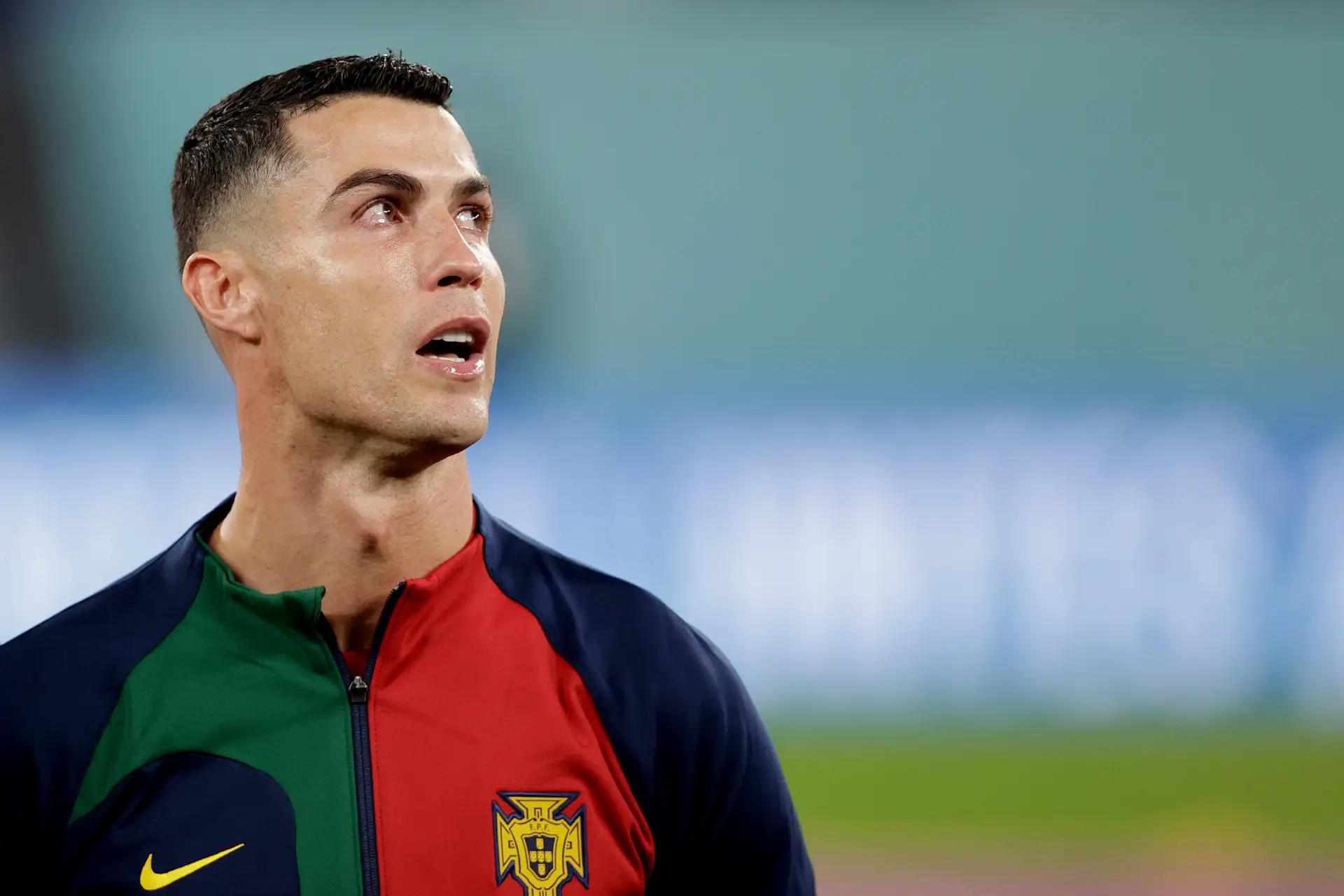 Cristiano Ronaldo em lágrimas durante o Hino Nacional