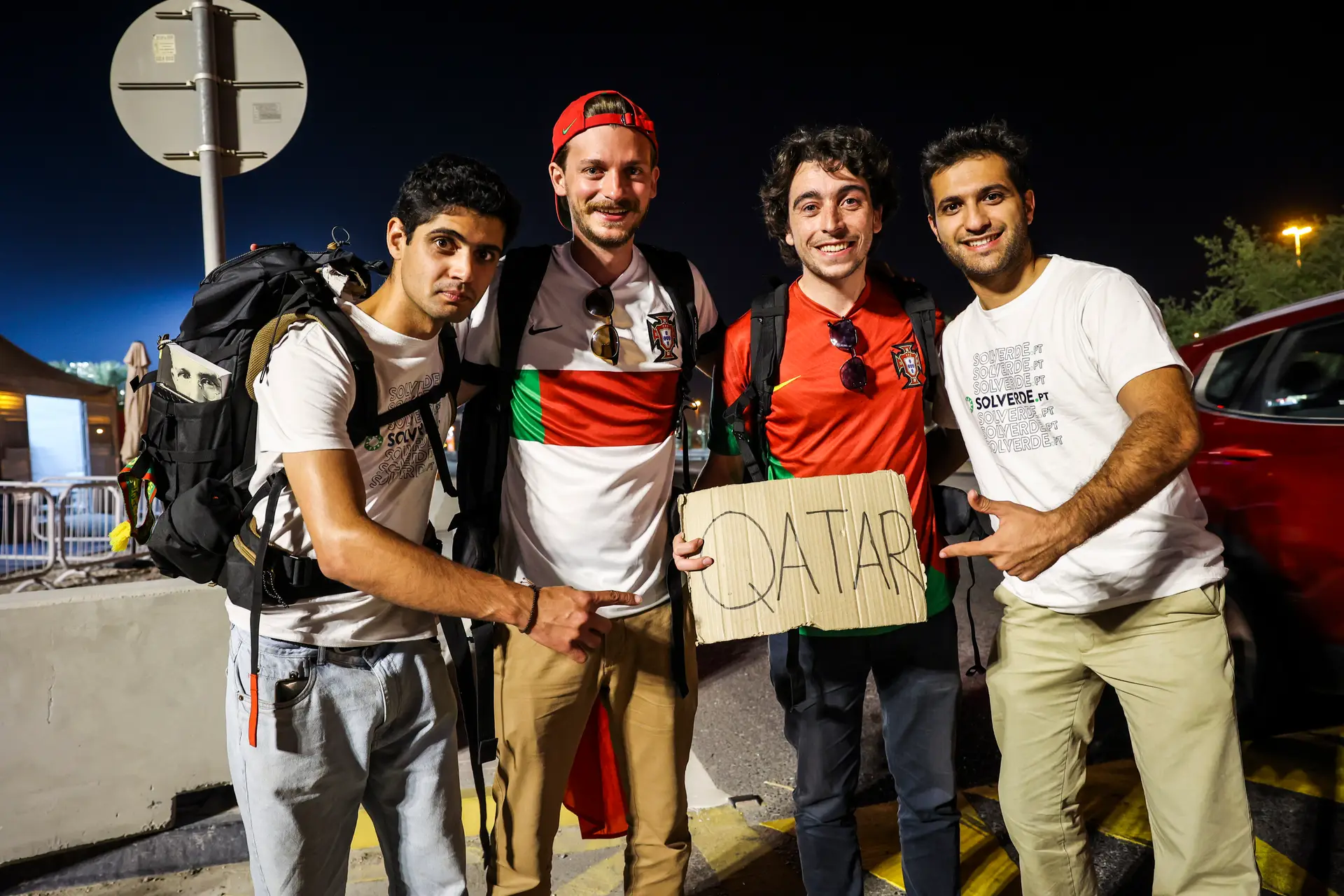 A história de quatro amigos que viajaram à boleia durante 50 dias para apoiar Portugal no Qatar
