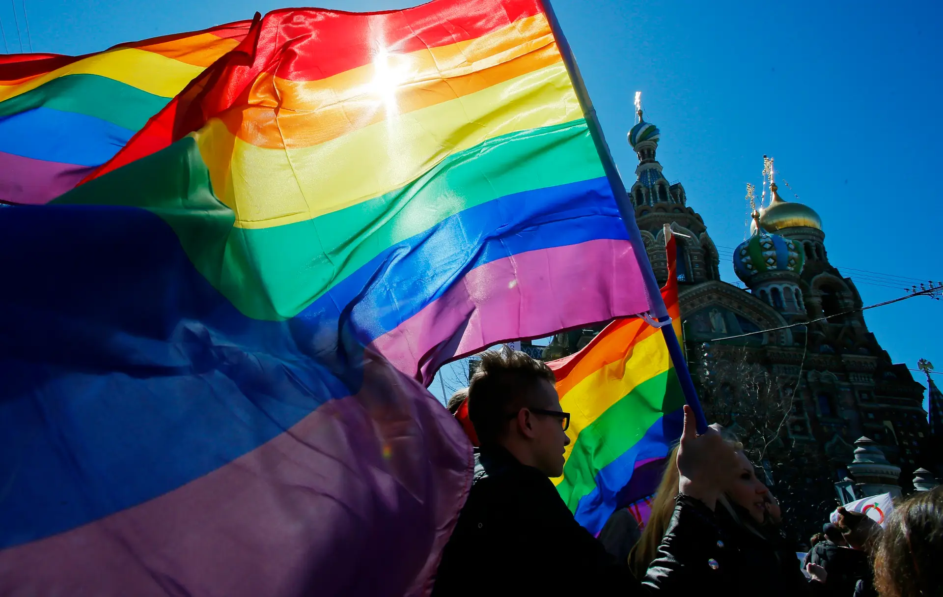 Manifestações em São Petersburgo em 2013 após aprovação da  lei que proibia a "propaganda" LGBT+ para menores.