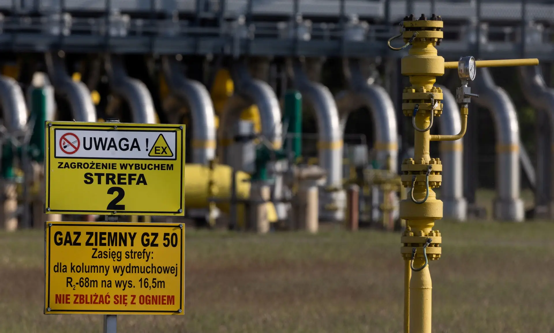 Estação de compressão de gás, uma parte da seção polaca do gasoduto Yamal que liga a Rússia à Europa Ocidental, da Gazprom e da PGNiG, mas operada pela empresa estatal de transporte de gás da Polónia Gaz-System, em Gabinek perto de Wloclawek.