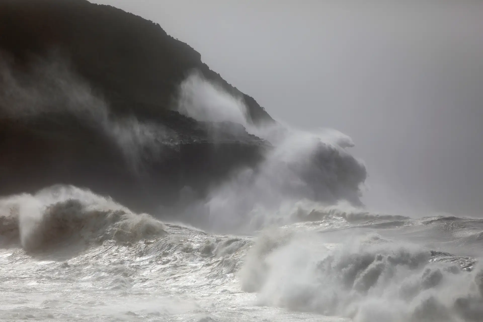 Emitido aviso de agitação marítima forte para a Madeira até sexta-feira