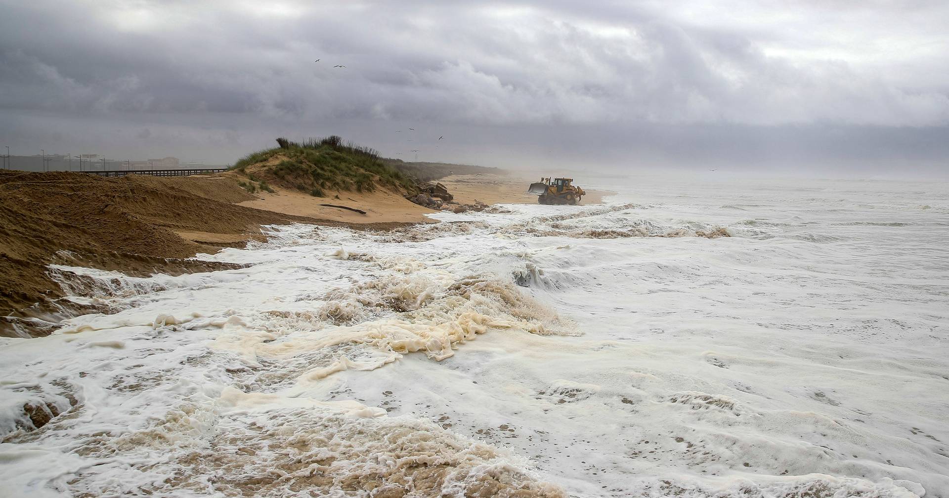 Onda vira barco de pesca na Figueira da Foz