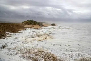 Mau tempo provoca inundações em Esmoriz e danos na praia do Furadouro