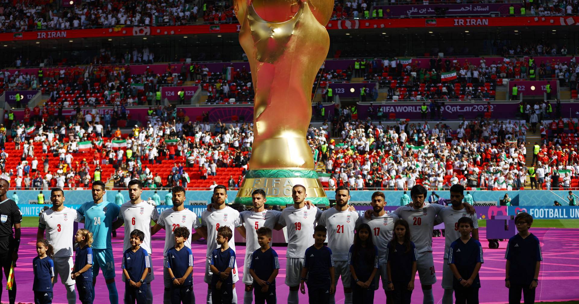 Protesto contra o regime iraniano antecede o jogo Inglaterra-Irão