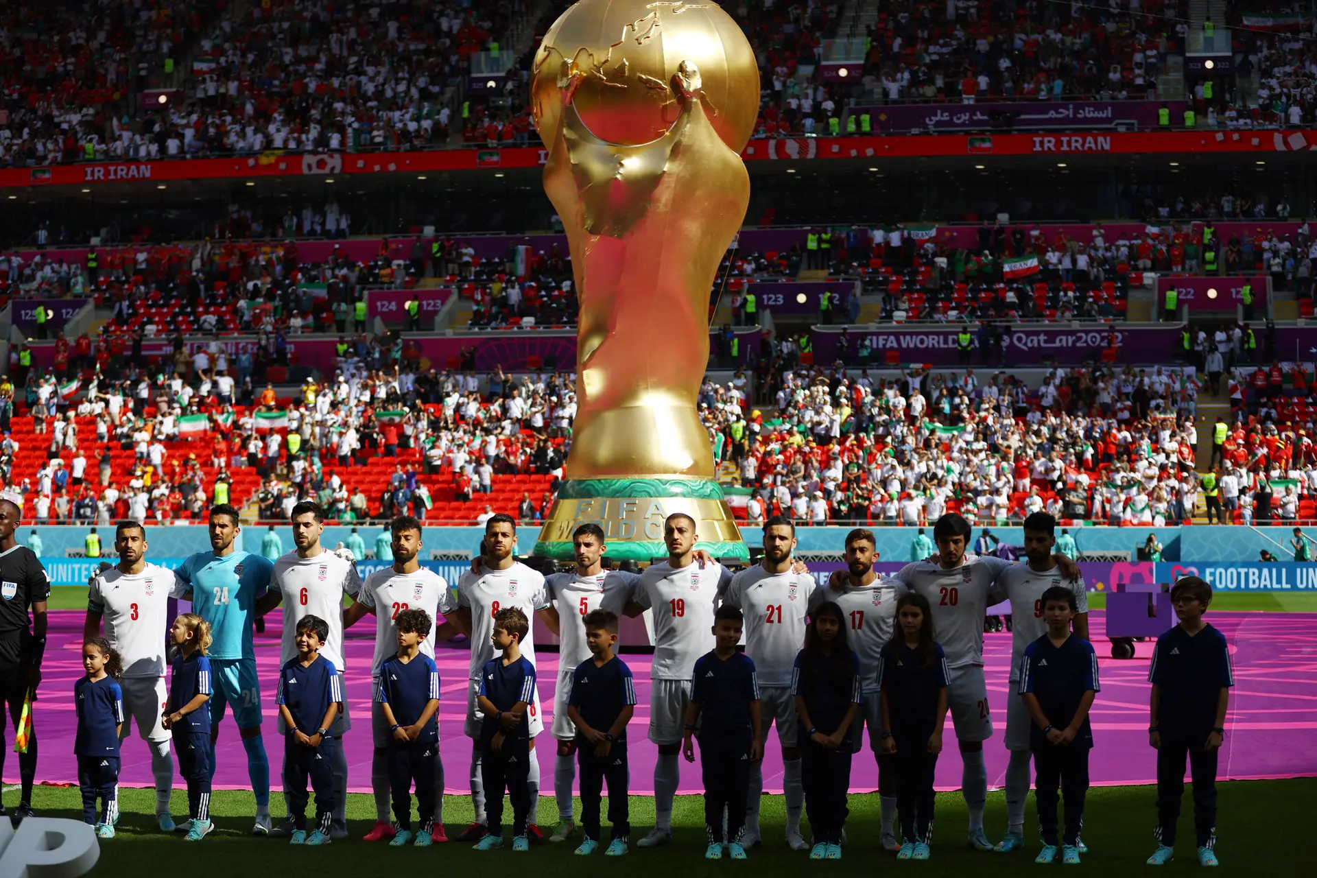 Jogadores da seleção do Irão cantam o hino antes do jogo frente ao País de Gales