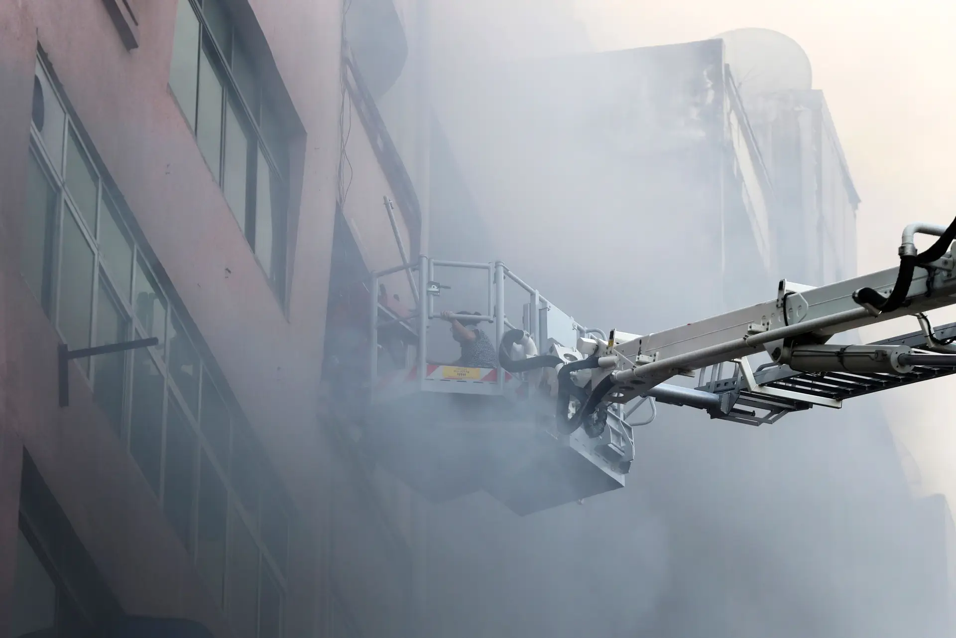 Fogo num prédio de habitação causa pelo menos 10 mortos na China