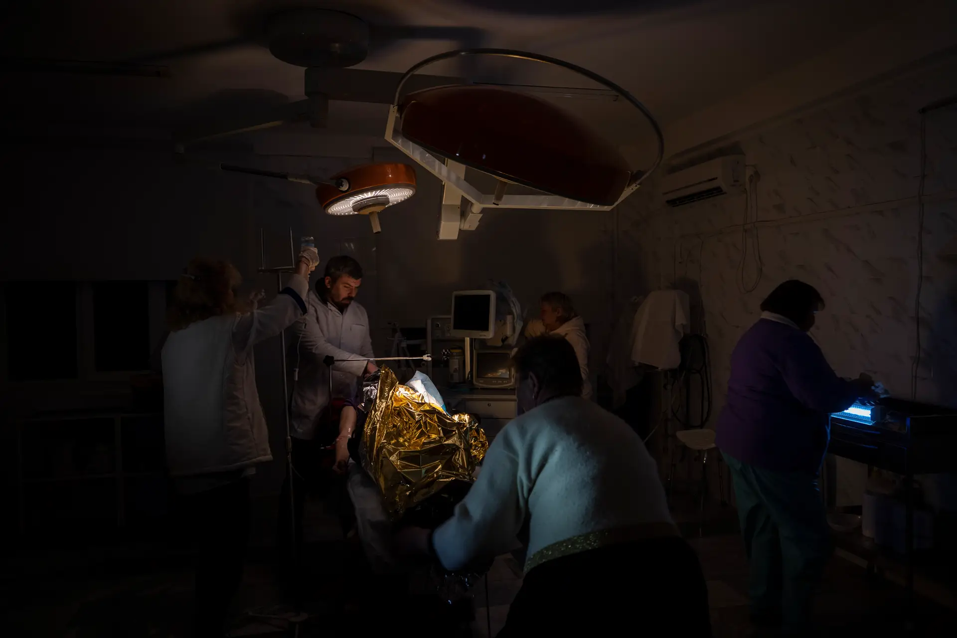 Sala de operações em hospital de Kherson, Ucrânia.