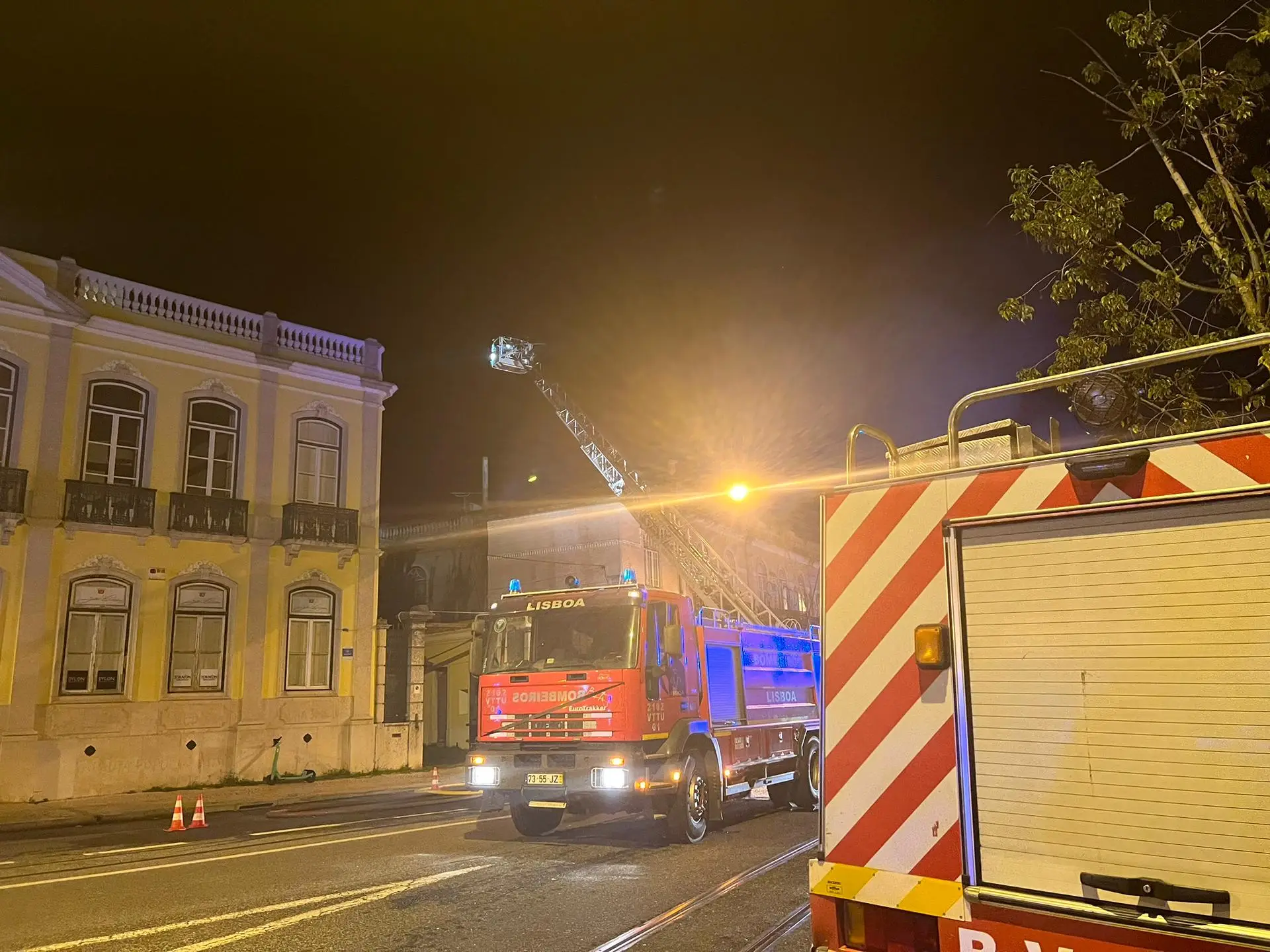 Incêndio consumiu prédio devoluto em Lisboa