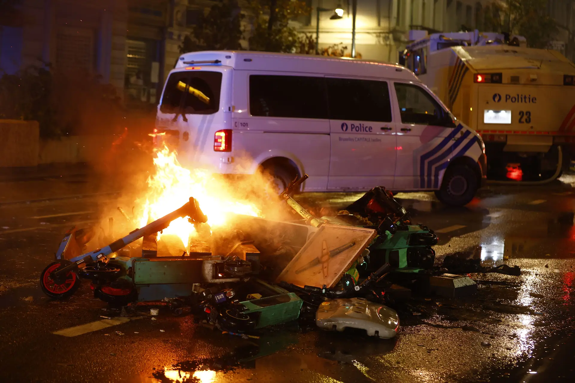 Dezenas de pessoas provocaram distúrbios no centro de Bruxelas, obrigando a polícia a intervir, após o jogo de futebol do Mundial do Qatar em que Marrocos venceu a Bélgica.