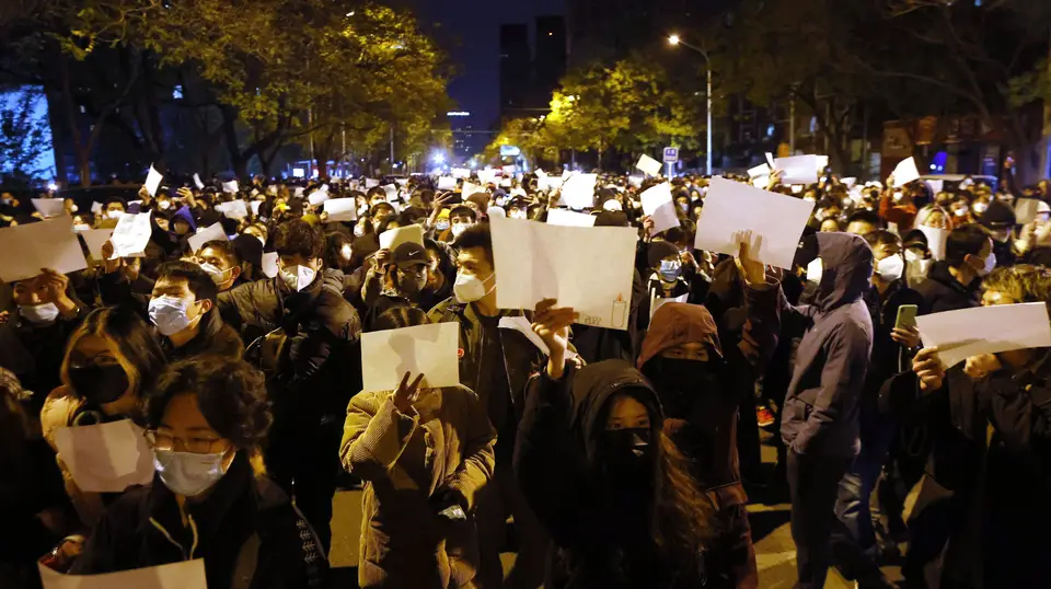 Protestos crescem contra estratégia de tolerância zero na China
