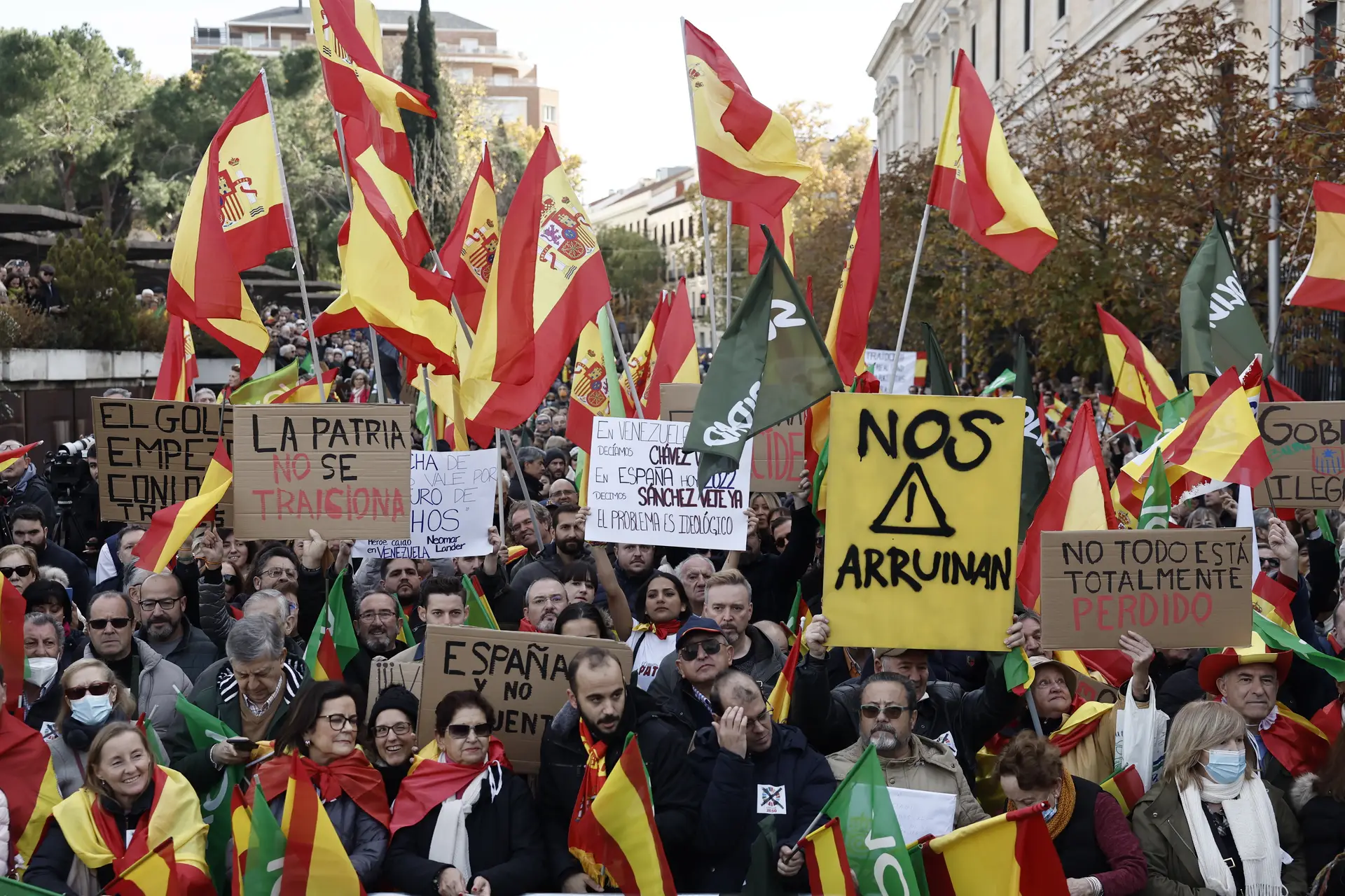 Extrema-direita leva milhares às ruas em Espanha contra acordos com independentistas