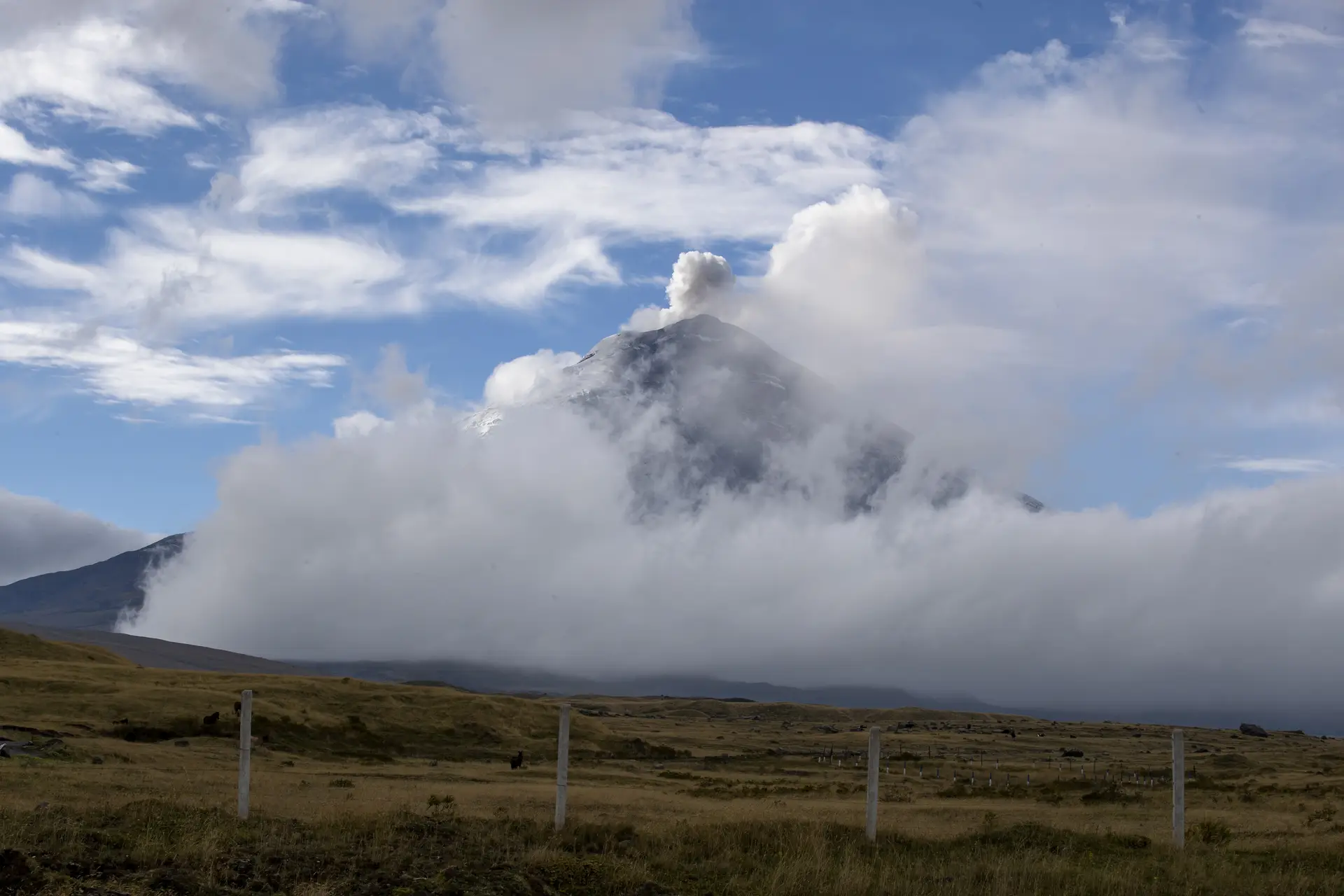 Vulcão no Equador expele coluna de gases e cinza a 1,8 quilómetros de altitude