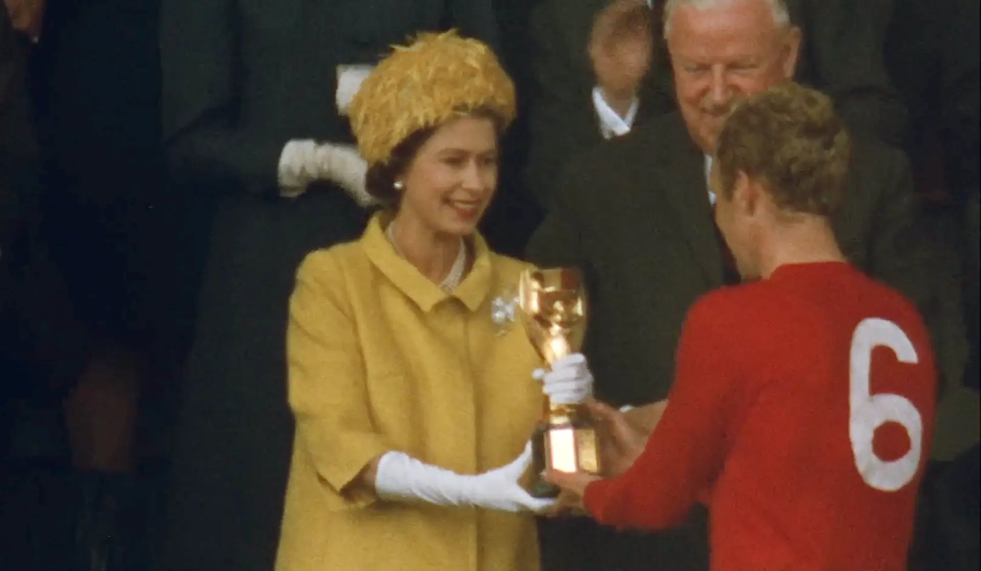 Fotograma do filme oficial do Mundial de 1966: a Rainha Isabel II e Bobby Moore, capitão inglês