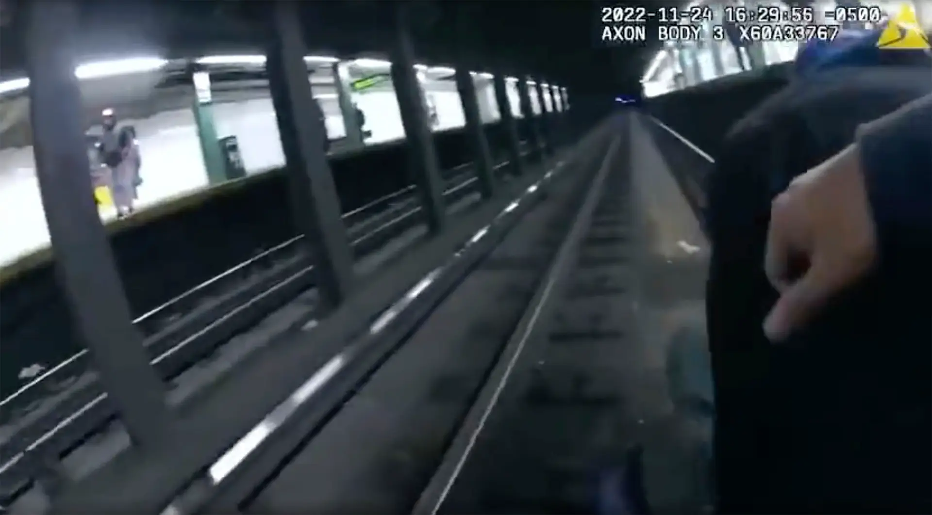 Homem cai à linha do metro em Nova Iorque e escapa por pouco