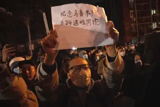 Polícia chinesa detém duas pessoas em Xangai depois de protestos contra a política "covid zero"
