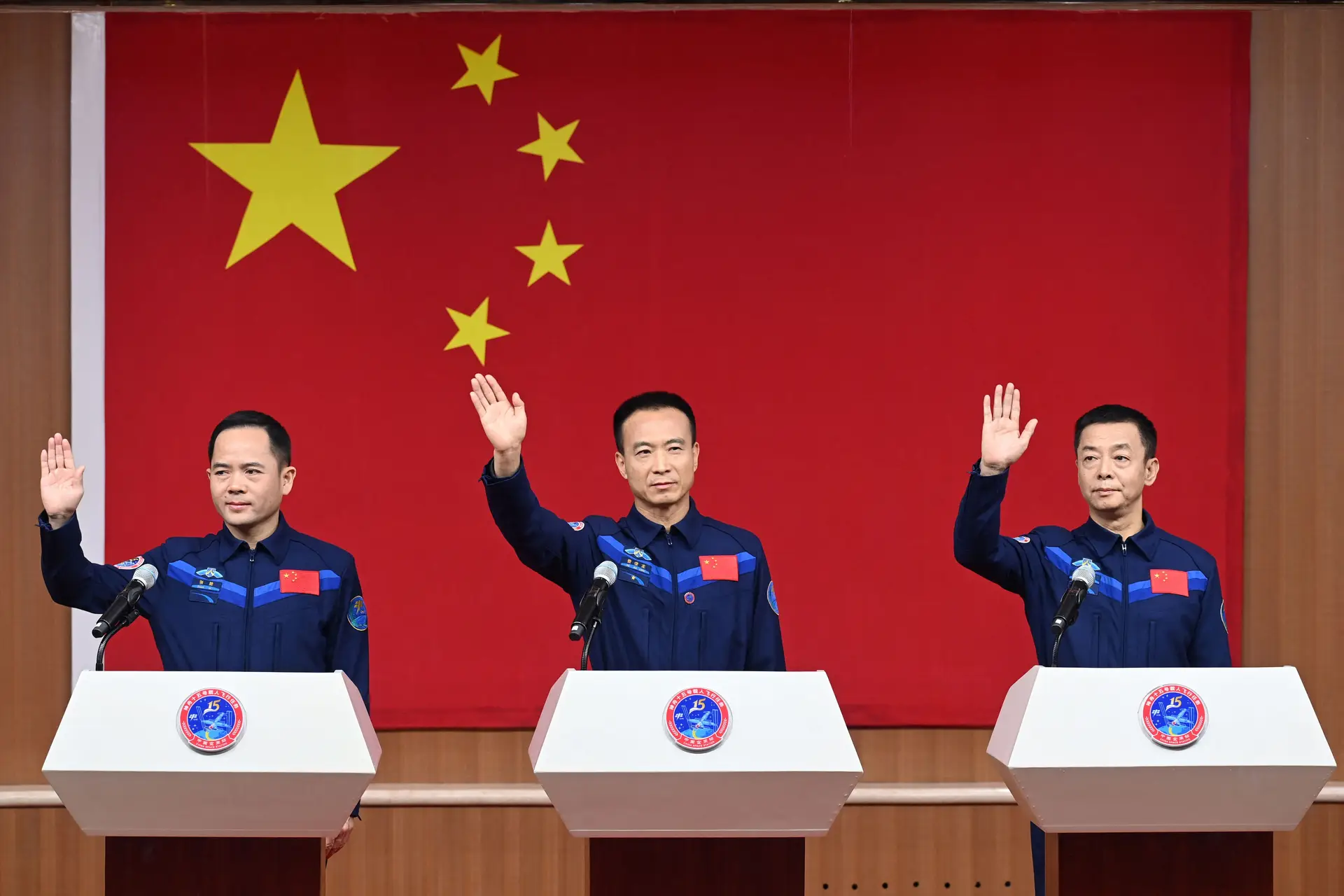 China lança foguetão com três astronautas para o espaço
